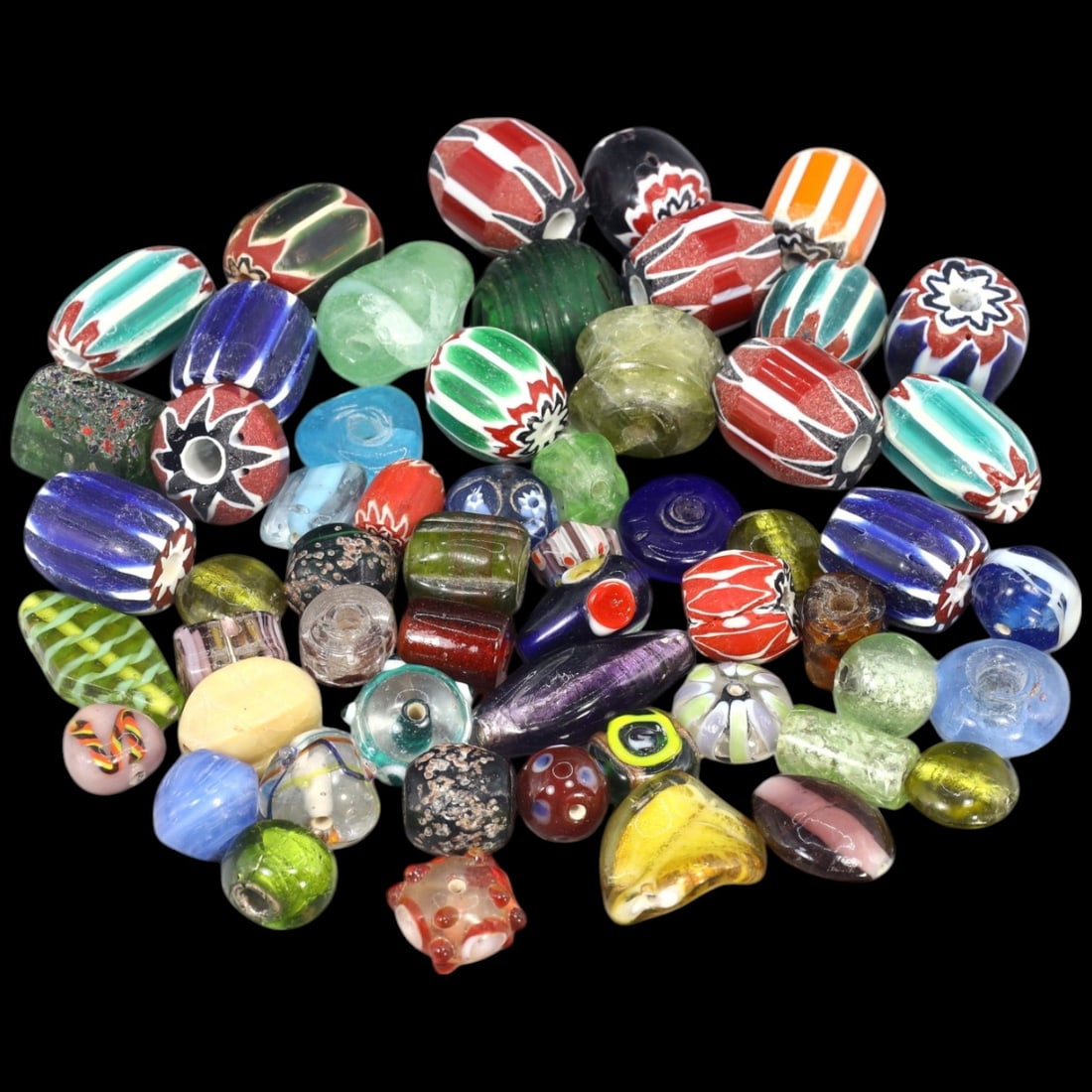 VINTAGE GLASS TRADE BEADS: Lot of Multicolored Beads (508g, 2-3cm) (1 of 1)