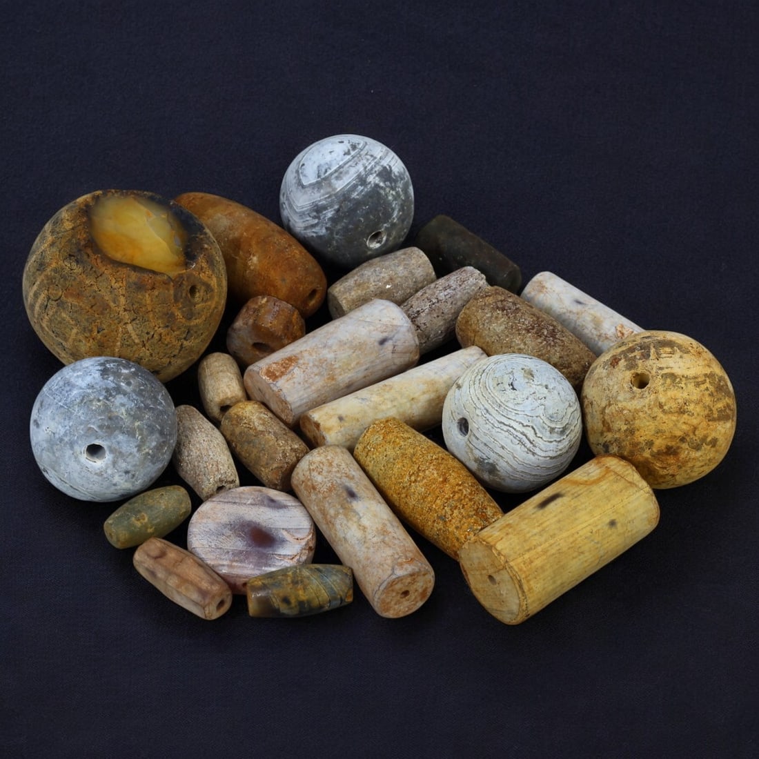 AFRICAN: Antique Stone and Fossil Beads, (473g, 1-4cm): This fascinating lot features African antique stone and fossil beads, with a total weight of 473 grams and individual beads ranging from 1 to 4 cm in size. Crafted from a variety of natural materials,