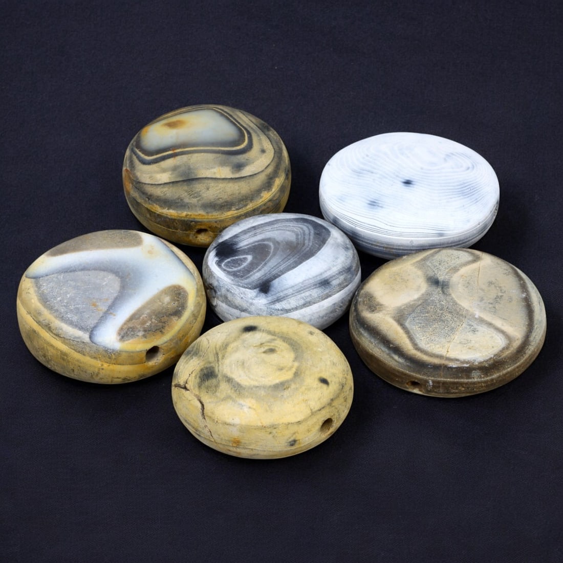 AFRICAN: Antique Banded Agate Disc Beads, (88g, 3cm): This striking lot features African antique banded agate disc beads, with a total weight of 88 grams and each bead measuring approximately 3 cm in diameter. These beads showcase natural banding pattern