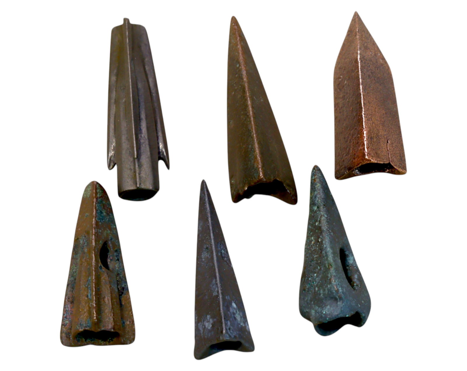 ANCIENT STEPPE: Scythian-Sarmatian Bronze Arrowheads - Socketed War Projectiles, 7th-3rd Century BCE: A well-preserved set of ancient Scythian - Sarmatian bronze arrowheads from the nomadic warrior cultures of the Eurasian steppe, dating to the 7th-3rd century BCE. These expertly cast socketed arrowhe