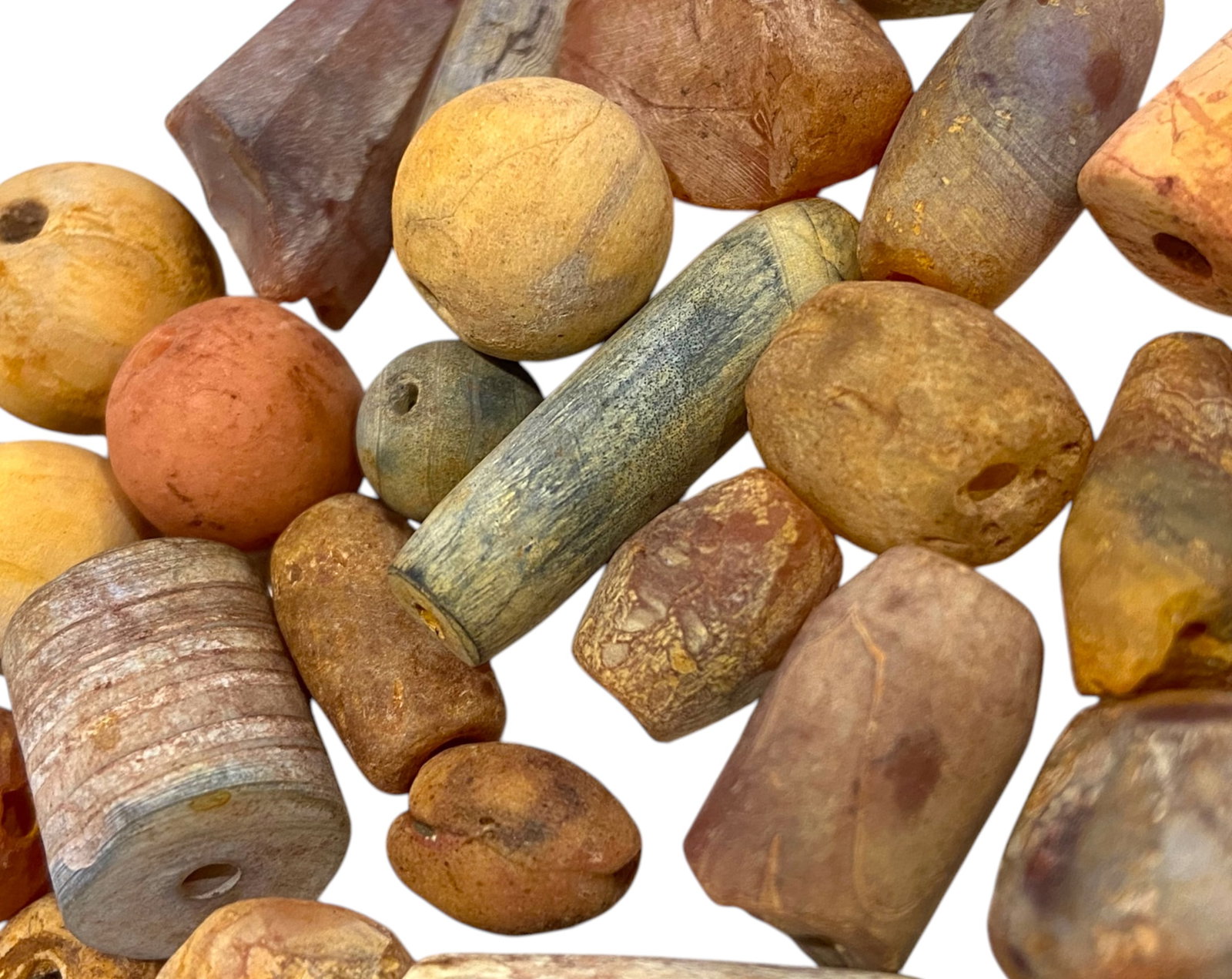 ANCIENT TRADE & ORNAMENTS: Agate & Stone Beads - 27 Pieces: A remarkable collection of 27 ancient beads, crafted from agate and various semi-precious stones, weighing a total of 65g and ranging from 1 to 3 cm in size. These beads exhibit diverse shapes, includ