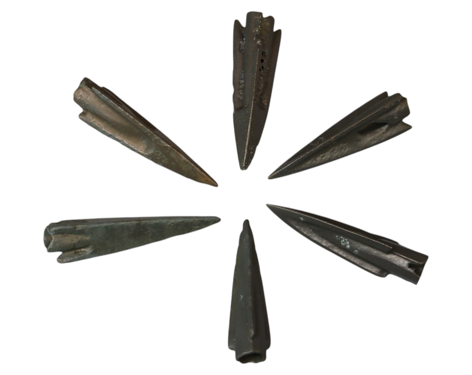 ANCIENT STEPPE: Scythian-Sarmatian Bronze Arrowheads - Socketed War Projectiles, 7th-3rd Century BCE: A well-preserved set of ancient Scythian - Sarmatian bronze arrowheads from the nomadic warrior cultures of the Eurasian steppe, dating to the 7th-3rd century BCE. These expertly cast socketed arrowhe