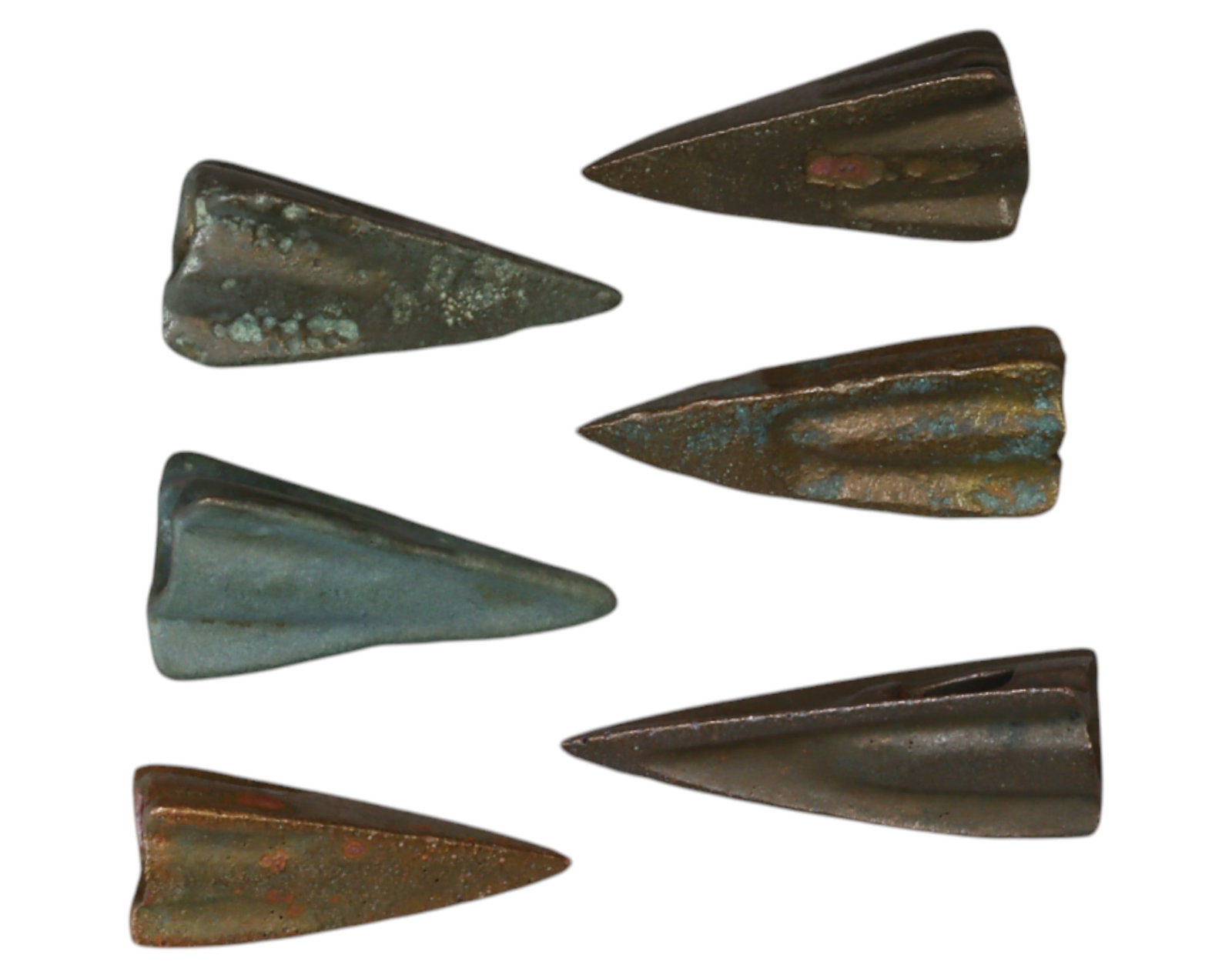 ANCIENT STEPPE: Scythian-Sarmatian Bronze Arrowheads - Socketed War Projectiles, 7th-3rd Century BCE: A well-preserved set of ancient Scythian - Sarmatian bronze arrowheads from the nomadic warrior cultures of the Eurasian steppe, dating to the 7th-3rd century BCE. These expertly cast socketed arrowhe