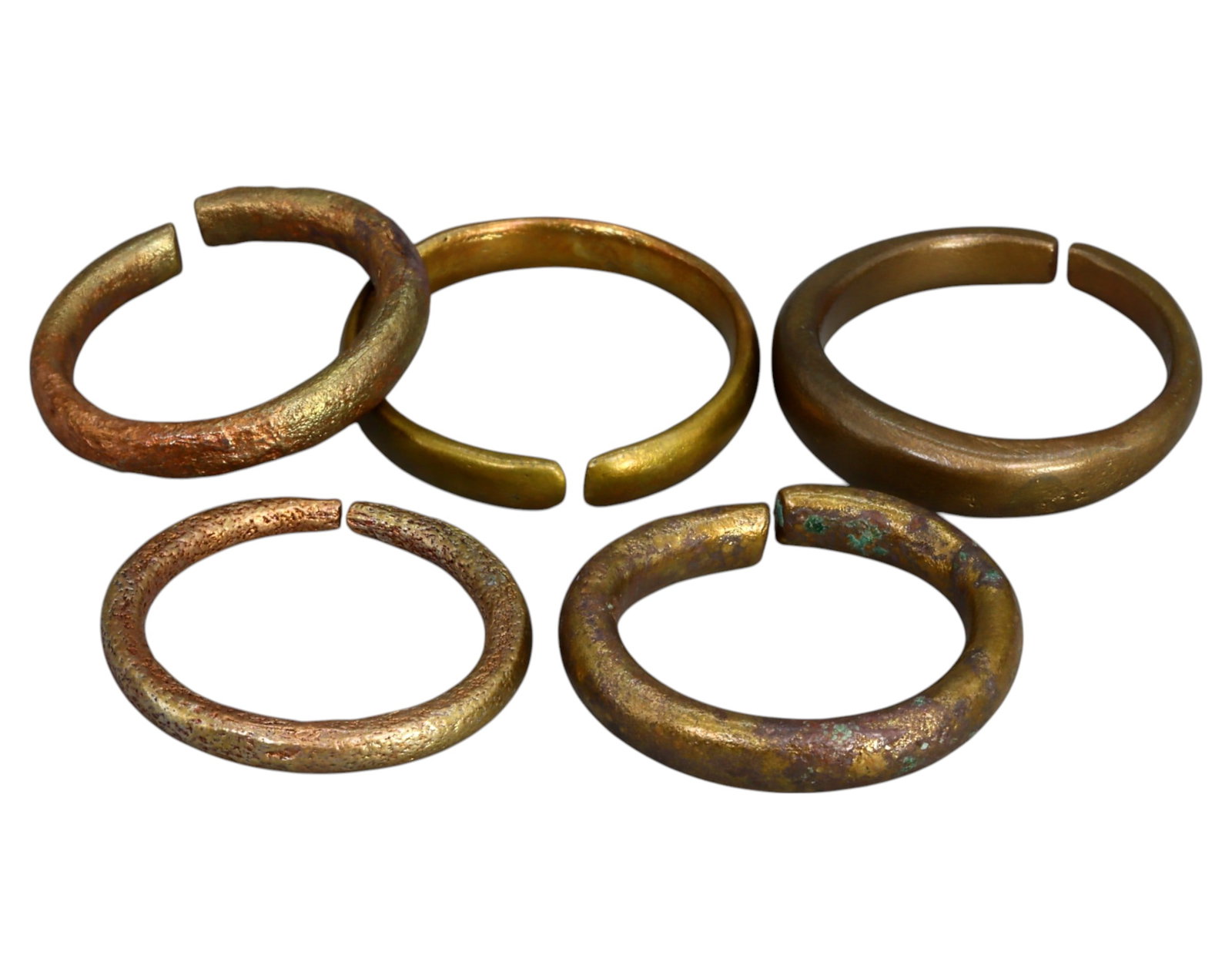 NIGERIA: Dorome Tribe Cast Brass Ring Tokens - Early Transport Currency, 5pcs, 2.5cm, 27g: A rare set of cast brass Dorome tokens, historically used by the Dorome people of Nigeria as fare payments for donkey cart transportation. These rings functioned as primitive currency, akin to proto-m