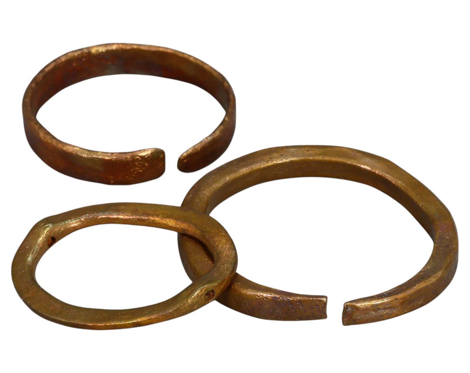 NIGERIA: Dorome Tribe Cast Brass Ring Tokens - Early Transport Currency, 3pcs, 3-3.7cm, 19g: A rare set of cast brass Dorome tokens, historically used by the Dorome people of Nigeria as fare payments for donkey cart transportation. These rings functioned as primitive currency, akin to proto-m