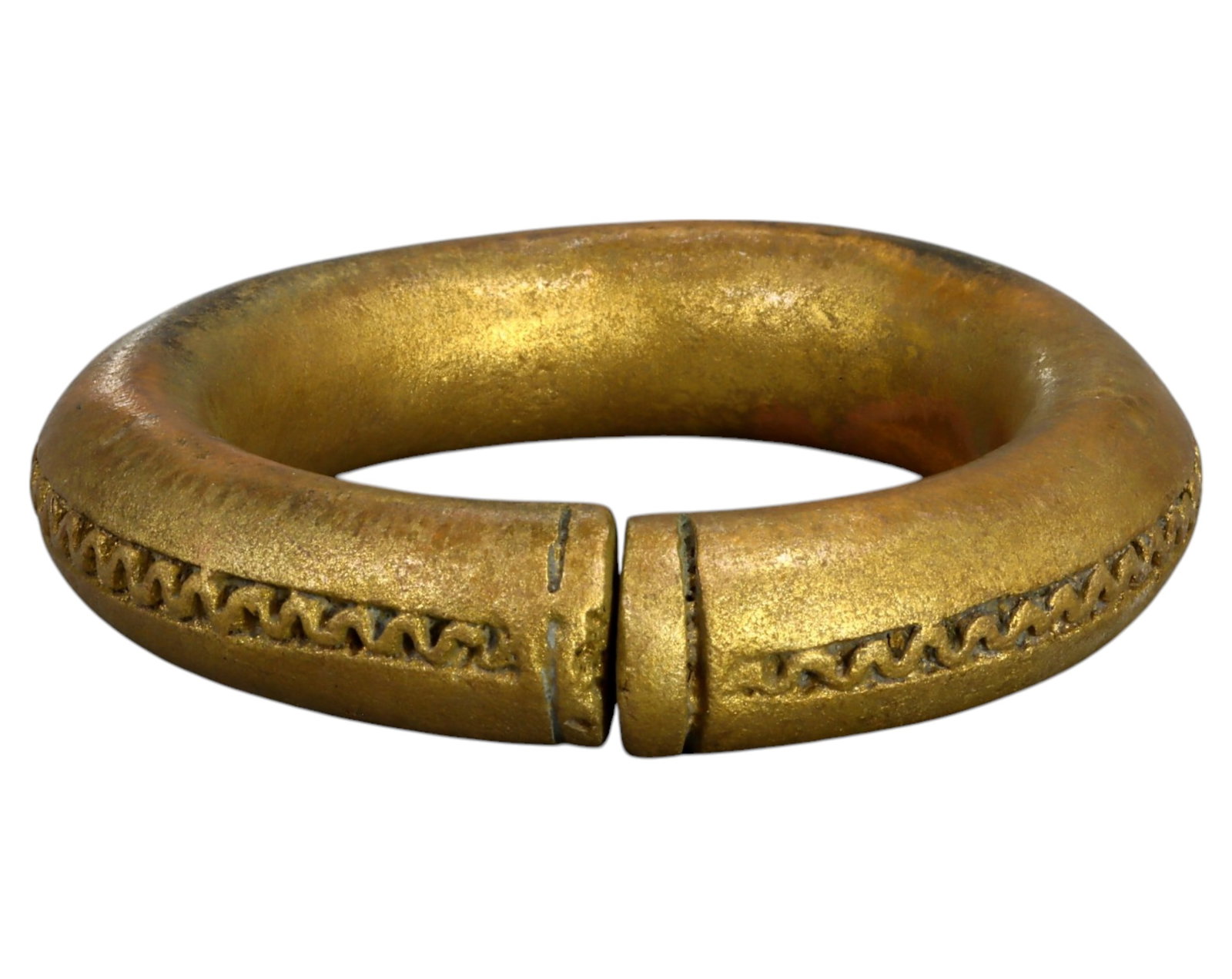 WEST AFRICA: Bullion Manilla - Heavy Trade Bracelet, c. 17th-19th Century: A substantial bullion manilla trade bracelet, measuring 8cm x 2cm and weighing 301g. This thick, rounded bracelet features intricate chain-like engravings along its surface, indicative of high-value c