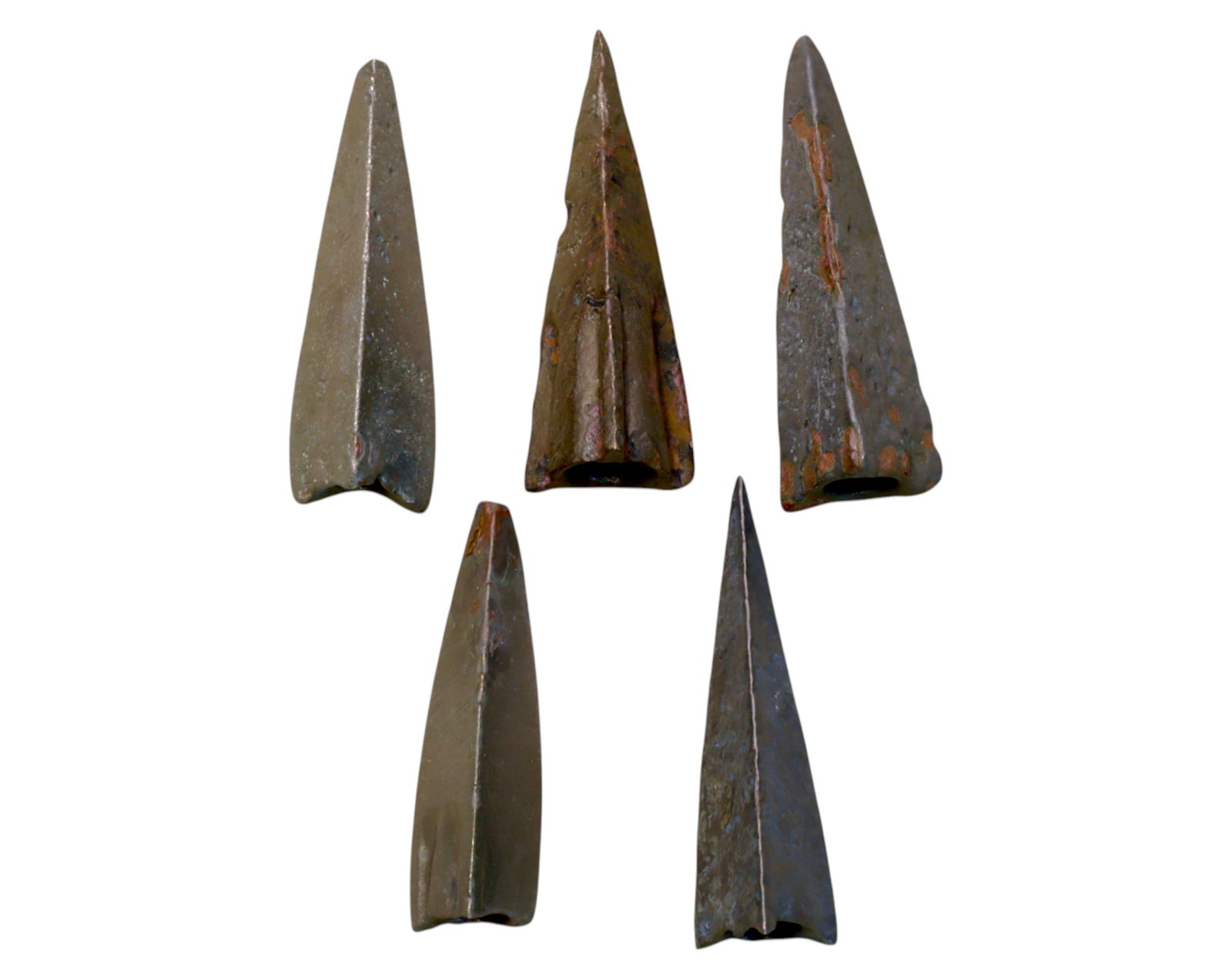 ANCIENT STEPPE: Scythian-Sarmatian Bronze Arrowheads - Socketed War Projectiles, 7th-3rd Century BCE: A well-preserved set of ancient Scythian - Sarmatian bronze arrowheads from the nomadic warrior cultures of the Eurasian steppe, dating to the 7th-3rd century BCE. These expertly cast socketed arrowhe