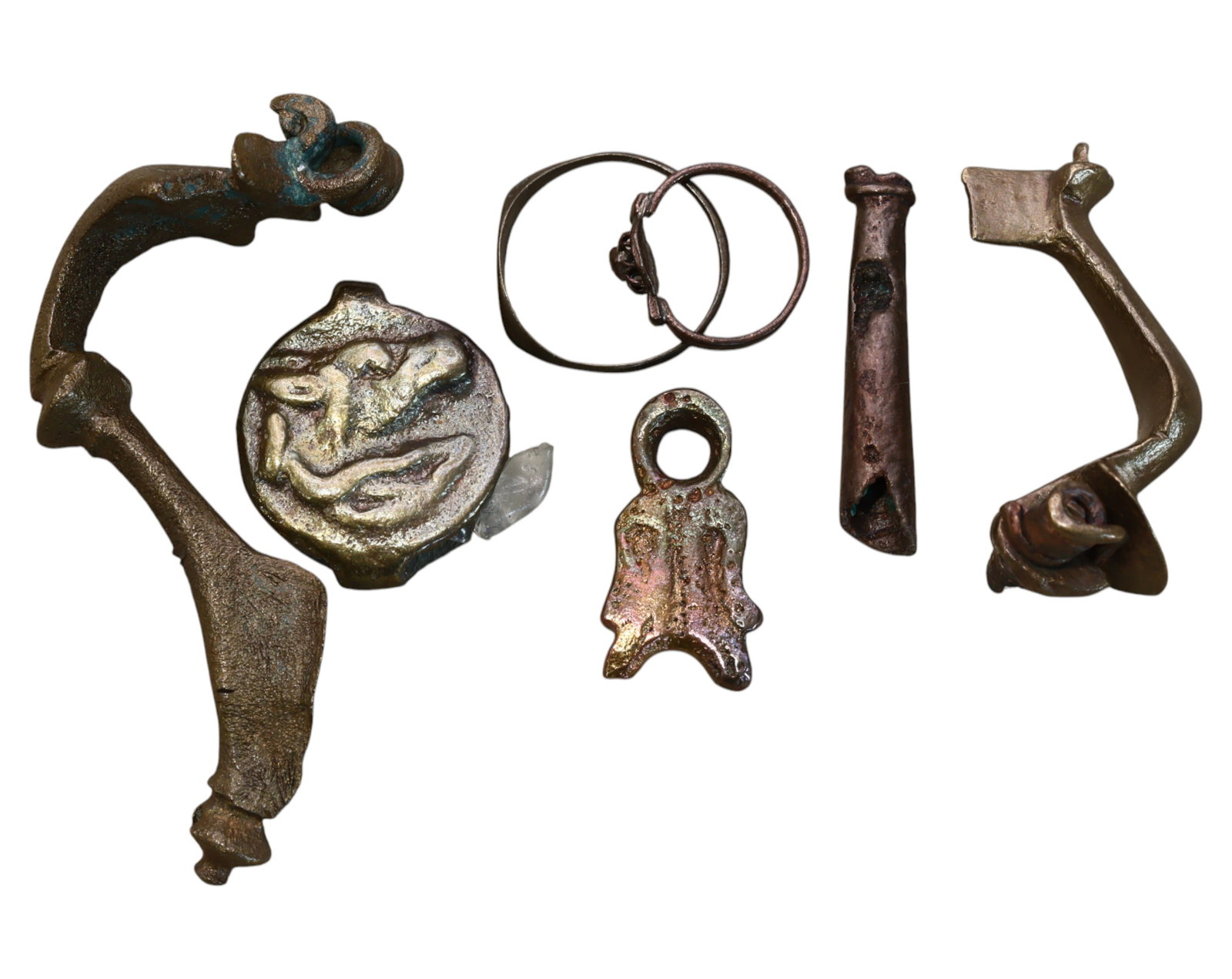 ANCIENT/MEDIEVAL: Bronze and Iron Mounts & Artifacts - 1.2-5.5cm, 33g (7 pcs): An intriguing collection of seven ancient and medieval bronze and iron artifacts, measuring between 1.2cm and 5.5cm, with a total weight of 33g. This set includes two curved bronze fittings with ornat