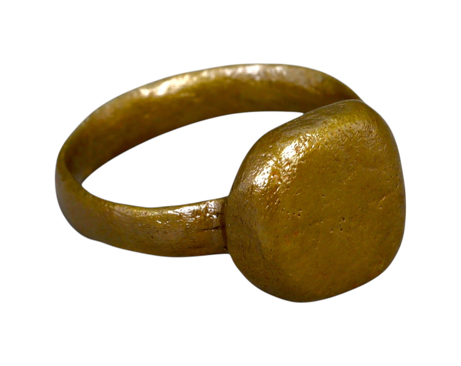 MEDIEVAL EUROPEAN: Bronze Signet Ring - Byzantine/Carolingian Influence, 9th-12th Century: A robust medieval bronze signet ring, expertly refurbished while preserving its ancient character. This solid piece, sized at 7 US and weighing 5g, features a prominent raised bezel with a smooth, une