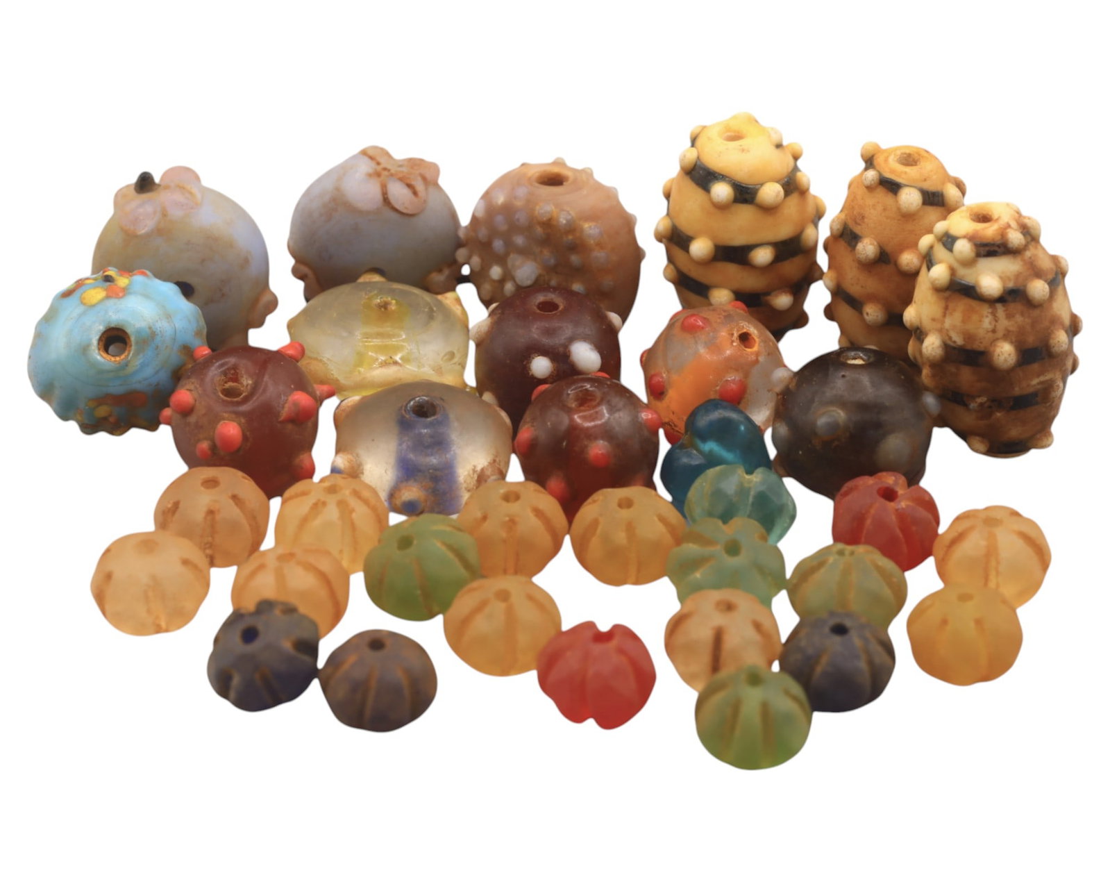 Collection of Vintage Art Glass Beads - Antique & Handmade, 1-2.7cm, 111g: A captivating assortment of vintage and antique art glass beads, showcasing masterful craftsmanship and unique design elements. These handcrafted beads exhibit intricate detailing, applied textures, a