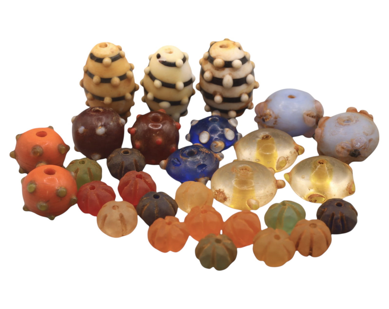Collection of Vintage Art Glass Beads - Antique & Handmade, 1-2.7cm, 96g: A captivating assortment of vintage and antique art glass beads, showcasing masterful craftsmanship and unique design elements. These handcrafted beads exhibit intricate detailing, applied textures, a