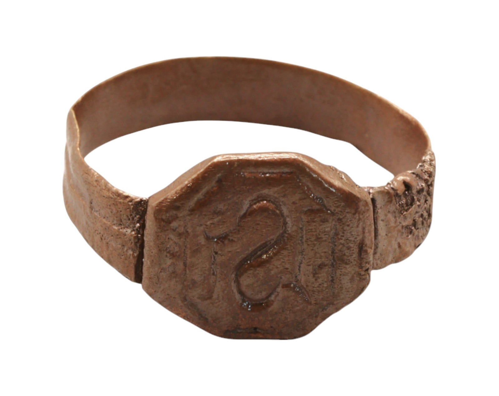MEDIEVAL EUROPEAN: Bronze Engraved Signet Ring - Gothic/Crusader Era, 13th-15th Century: An impressive medieval bronze signet ring, expertly restored while preserving its historical character. This piece, sized at 10 US and weighing 4g, features an octagonal bezel engraved with a bold "S"