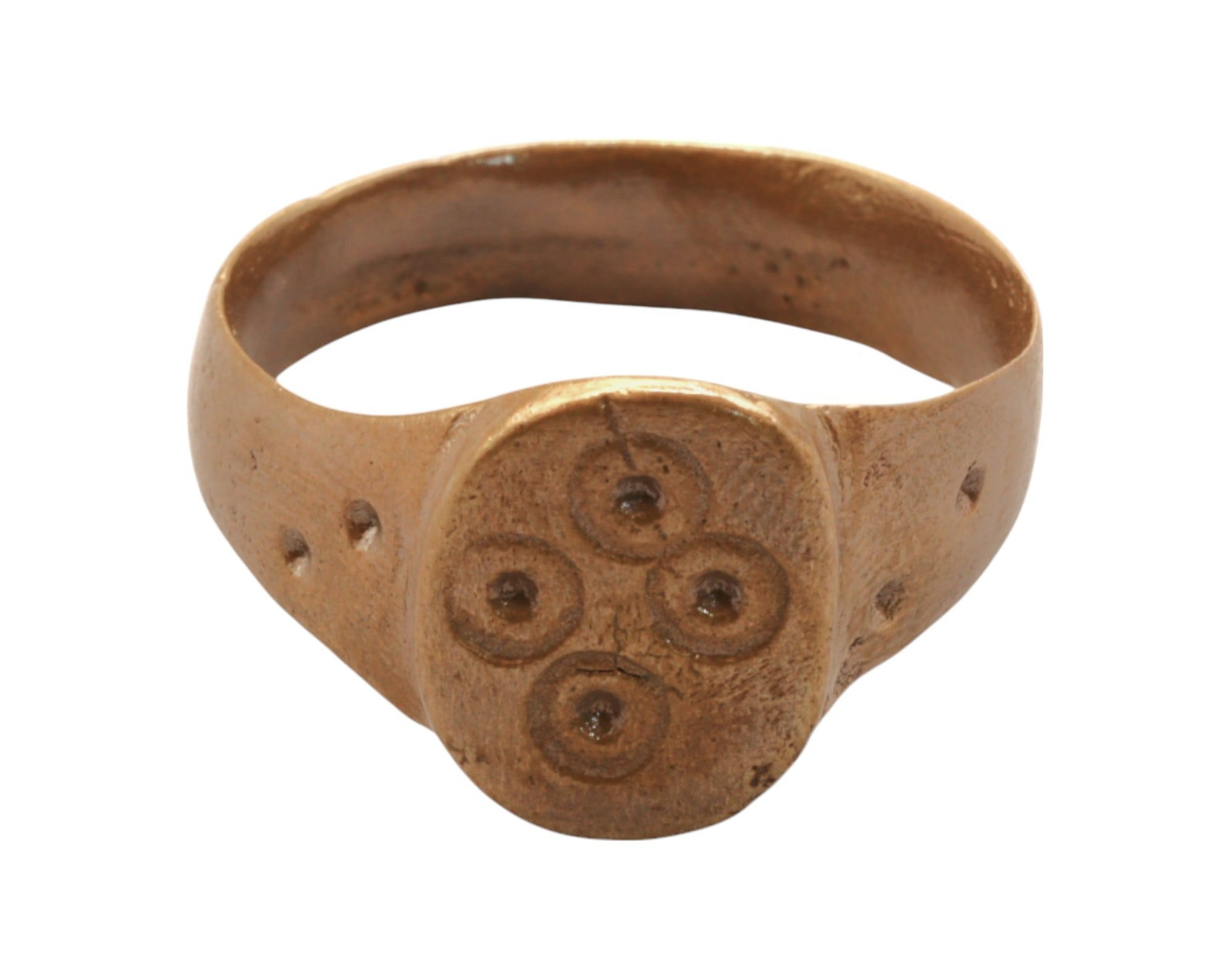 MEDIEVAL EUROPEAN: Bronze Engraved Signet Ring - Viking / Nomadic Influence, 9th-12th Century: A striking medieval bronze signet ring, carefully restored while preserving its historical authenticity. This robust piece, sized at 10 US and weighing 5g, features a rounded bezel engraved with a sym