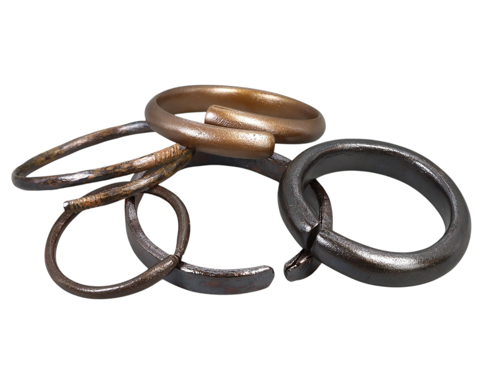 VIKING BRONZE RINGS - 5 Pieces, 4.1-6cm, 156g: A robust set of five Viking-era bronze rings, ranging from 4.1 to 6 cm in diameter and collectively weighing 156g. These rings showcase varying thicknesses and designs, including both open-ended and c