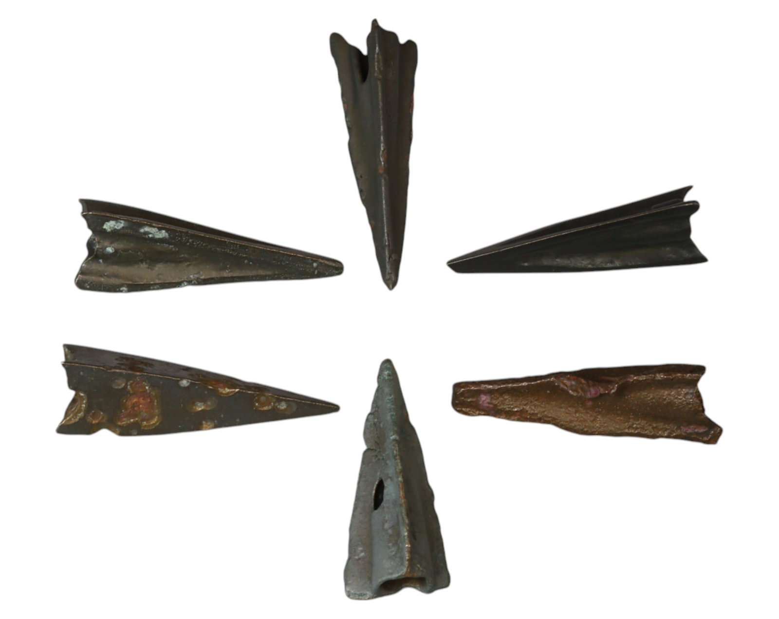 ANCIENT STEPPE: Scythian-Sarmatian Bronze Arrowheads - Socketed War Projectiles, 7th-3rd Century BCE: A well-preserved set of ancient Scythian - Sarmatian bronze arrowheads from the nomadic warrior cultures of the Eurasian steppe, dating to the 7th-3rd century BCE. These expertly cast socketed arrowhe