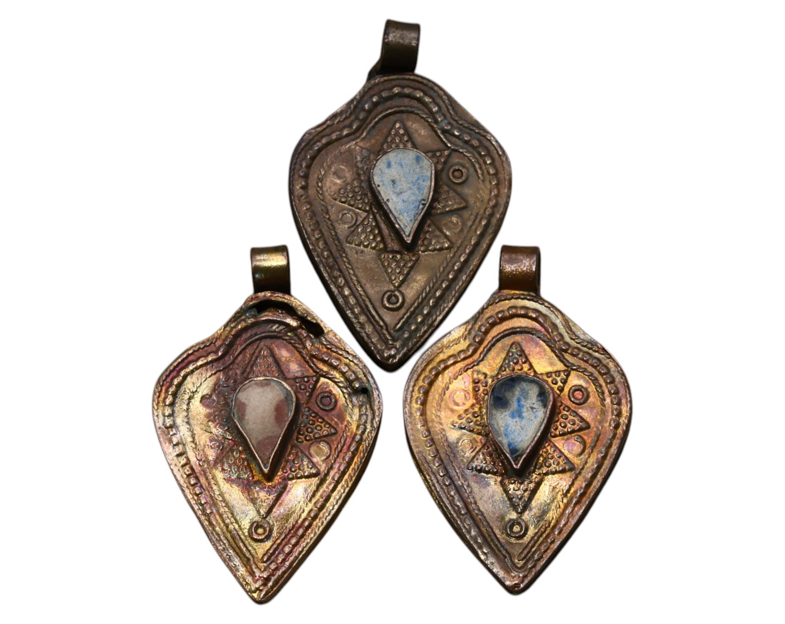MIDDLE EAST/NORTH AFRICA: Tribal Amulet Pendants (3 pcs) - Bronze & Stone, 18th-19th Century: A captivating trio of bronze amulet pendants, each measuring between 3 cm and 3.3 cm, with a total weight of 21g. These heart-shaped pendants feature intricate geometric and dot repouss? designs, cent