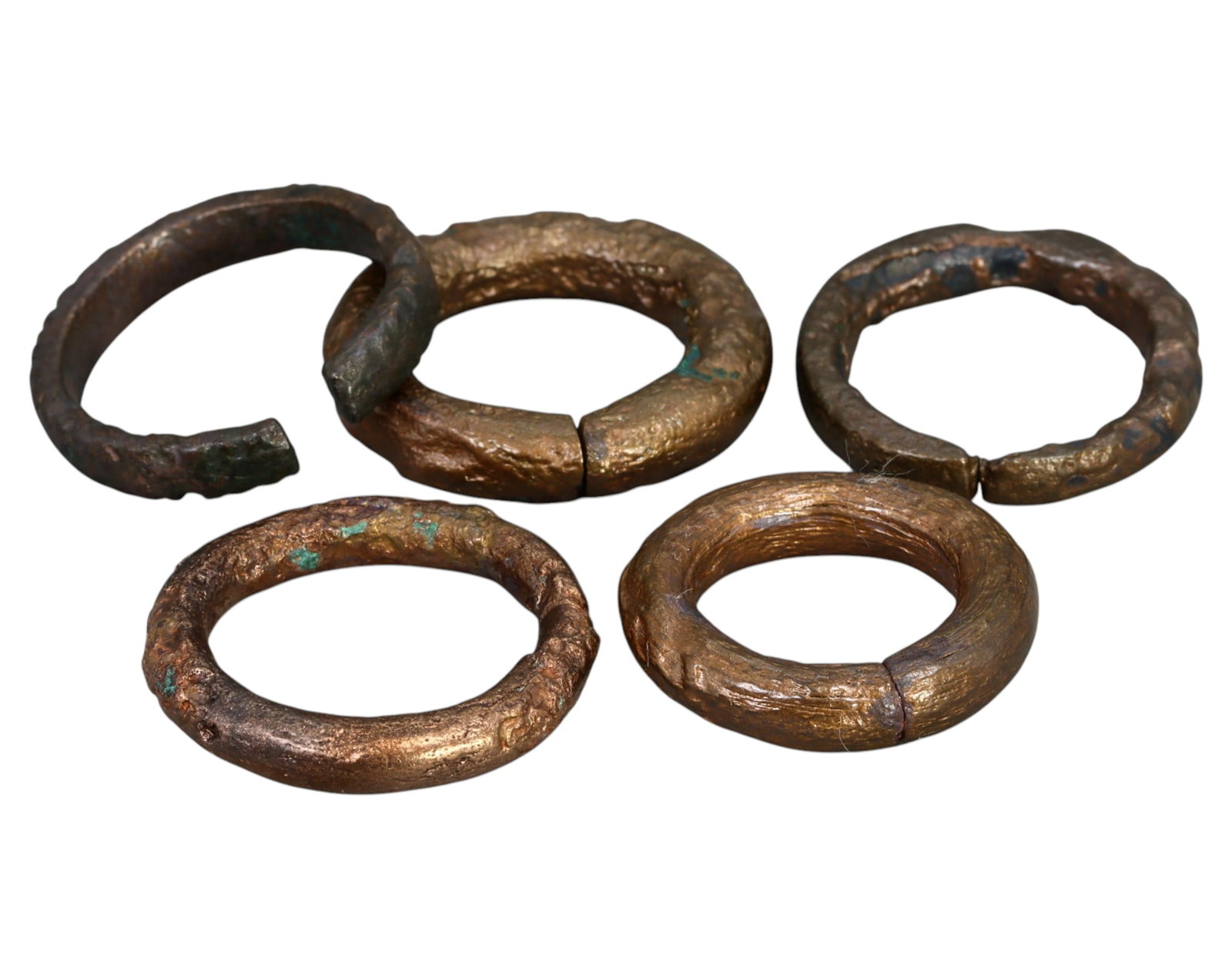 NIGERIA: Dorome Tribe Cast Brass Ring Tokens - Early Transport Currency, 5pcs, 2.5-2.7cm, 47g: A rare set of cast brass Dorome tokens, historically used by the Dorome people of Nigeria as fare payments for donkey cart transportation. These rings functioned as primitive currency, akin to proto-m
