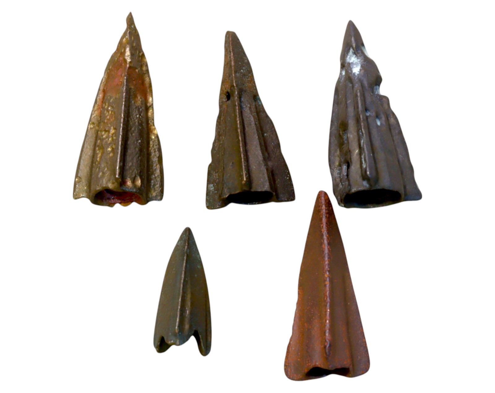 ANCIENT STEPPE: Scythian-Sarmatian Bronze Arrowheads - Socketed War Projectiles, 7th-3rd Century BCE: A well-preserved set of ancient Scythian - Sarmatian bronze arrowheads from the nomadic warrior cultures of the Eurasian steppe, dating to the 7th-3rd century BCE. These expertly cast socketed arrowhe