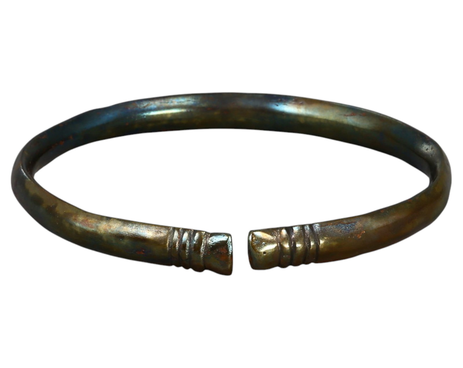 WEST AFRICA: Bronze Currency Bracelet, c. 17th-19th Century: A finely crafted West African bronze currency bracelet, measuring 6.4cm in diameter and weighing 21g. This open-ended bracelet features decorative ridges and flattened terminals, a common stylistic el