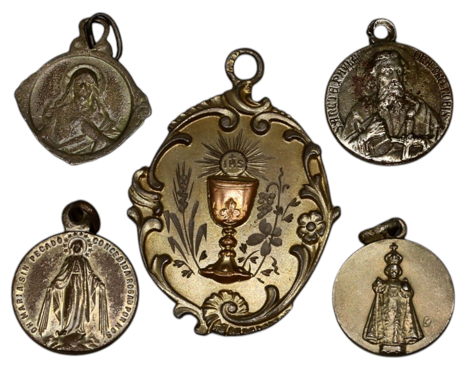 SPAIN: Set of Five Religious Medals - 19th-20th Century: A varied ensemble of five religious medals, measuring 1.5 to 3.2cm and totaling 9.8g. The centerpiece is a finely crafted Eucharistic chalice medal, ornately framed with floral motifs, symbolizing the