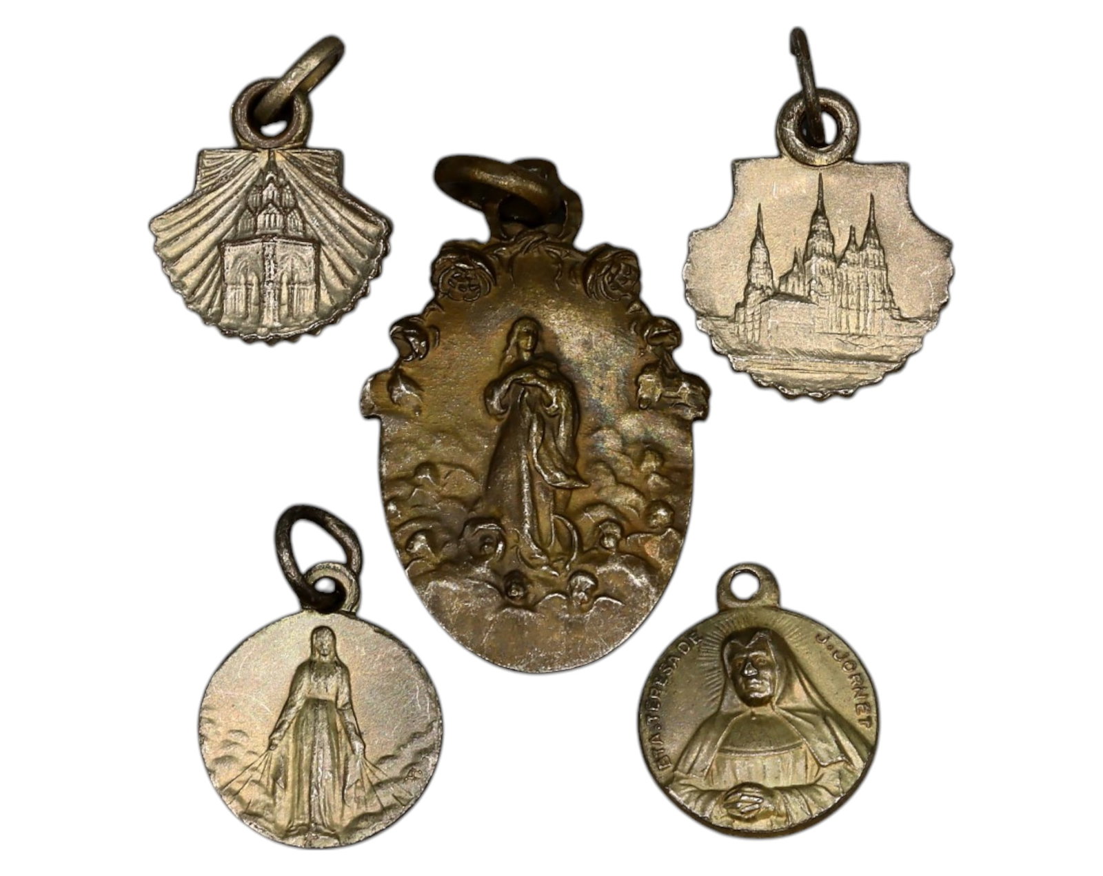 SPAIN: Set of Five Pilgrimage & Marian Devotional Medals - Guadalupe & Santiago, 19th-20th Century: A set of five religious medals, measuring 1 to 2.3 cm and weighing 7.6g, featuring significant Catholic pilgrimage sites and Marian devotions. These medals include "Recuerdo de Santiago" and "Recuerdo