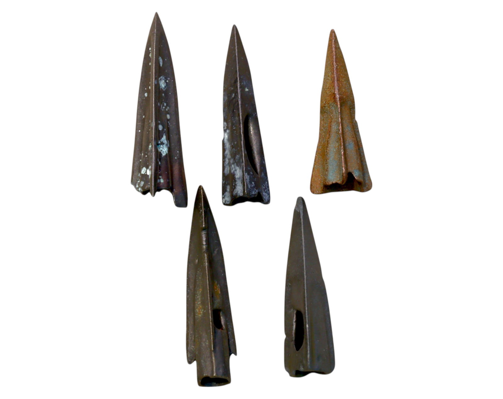 ANCIENT STEPPE: Scythian-Sarmatian Bronze Arrowheads - Socketed War Projectiles, 7th-3rd Century BCE: A well-preserved set of ancient Scythian - Sarmatian bronze arrowheads from the nomadic warrior cultures of the Eurasian steppe, dating to the 7th-3rd century BCE. These expertly cast socketed arrowhe