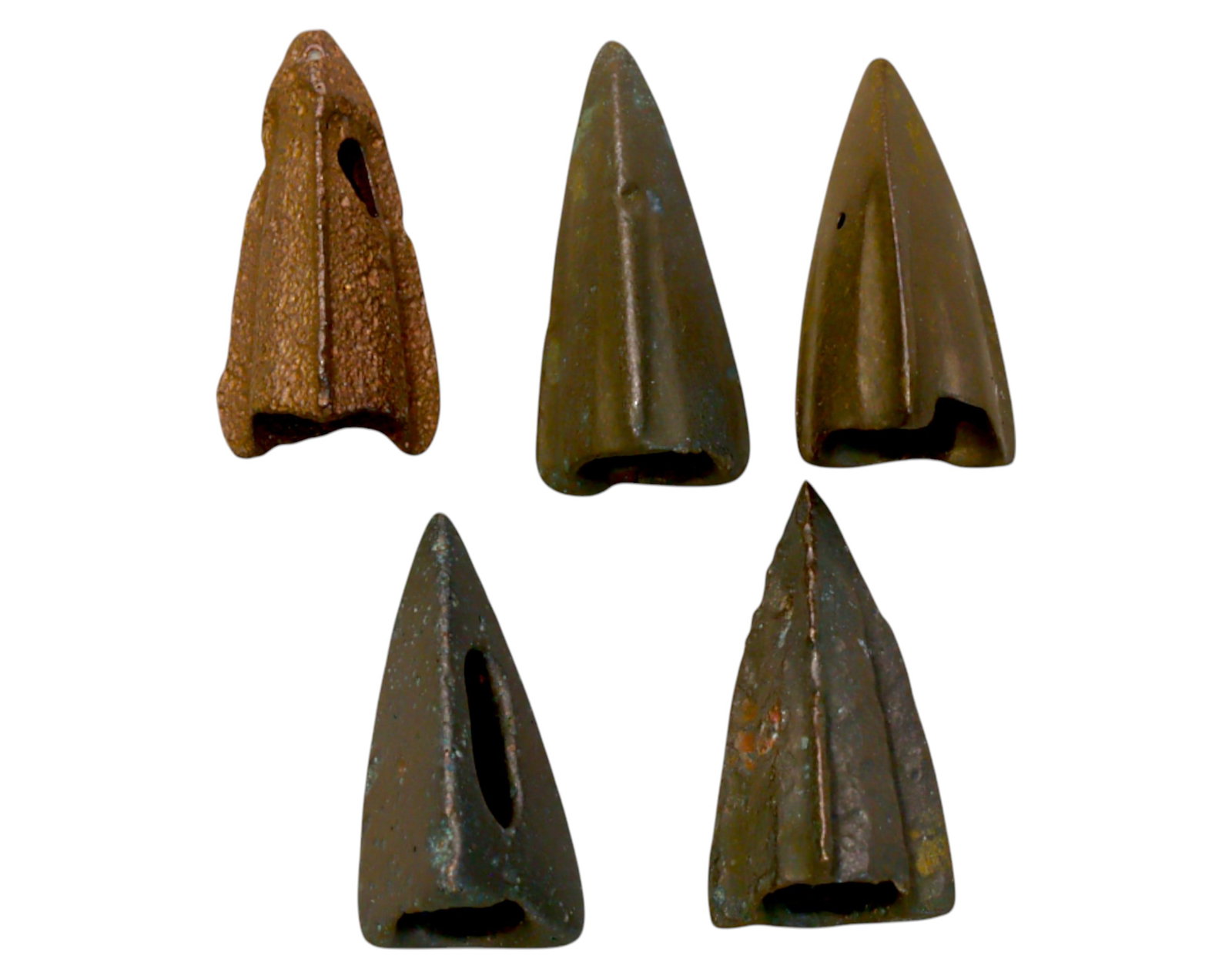 ANCIENT STEPPE: Scythian-Sarmatian Bronze Arrowheads - Socketed War Projectiles, 7th-3rd Century BCE: A well-preserved set of ancient Scythian - Sarmatian bronze arrowheads from the nomadic warrior cultures of the Eurasian steppe, dating to the 7th-3rd century BCE. These expertly cast socketed arrowhe