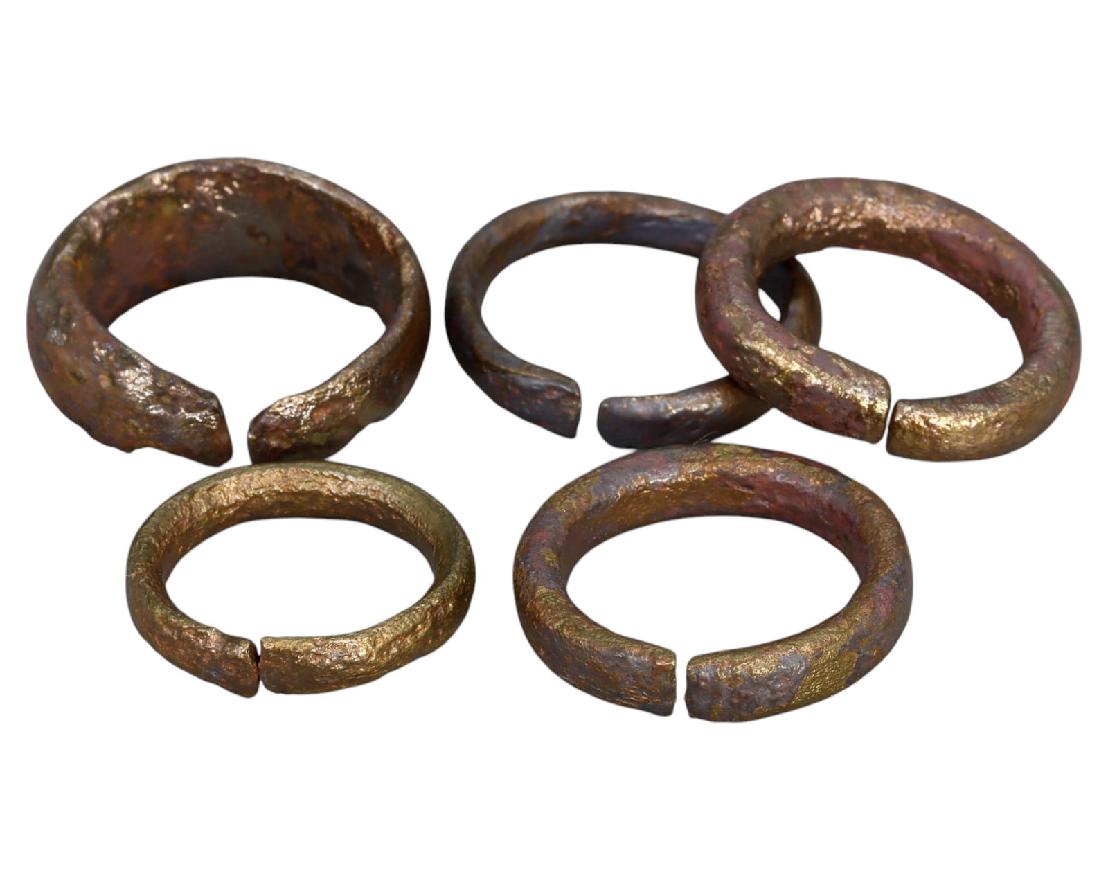 NIGERIA: Dorome Tribe Cast Brass Ring Tokens - Early Transport Currency, 5pcs, 2.1-2.5cm, 20g: A rare set of cast brass Dorome tokens, historically used by the Dorome people of Nigeria as fare payments for donkey cart transportation. These rings functioned as primitive currency, akin to proto-m