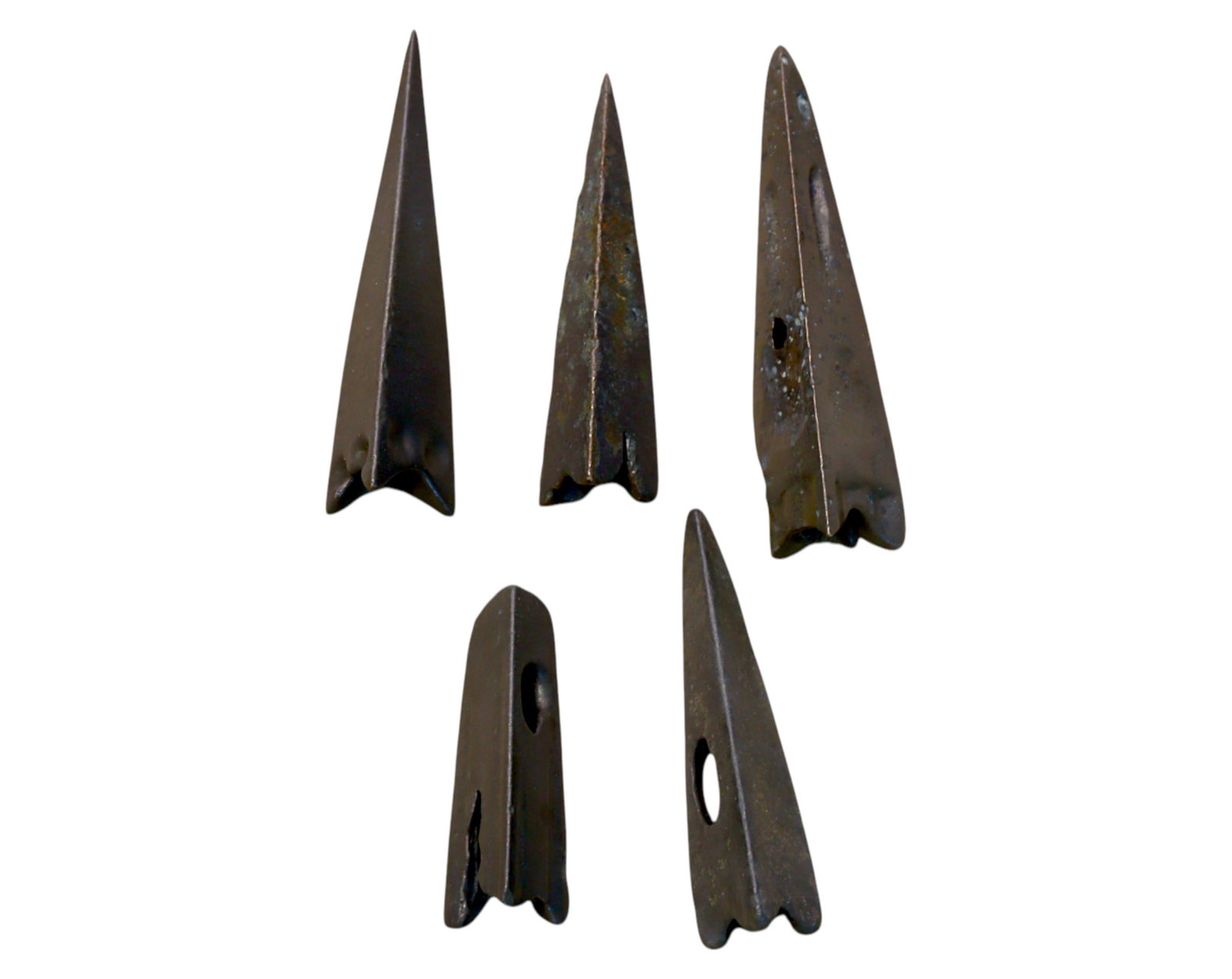 ANCIENT STEPPE: Scythian-Sarmatian Bronze Arrowheads - Socketed War Projectiles, 7th-3rd Century BCE: A well-preserved set of ancient Scythian - Sarmatian bronze arrowheads from the nomadic warrior cultures of the Eurasian steppe, dating to the 7th-3rd century BCE. These expertly cast socketed arrowhe