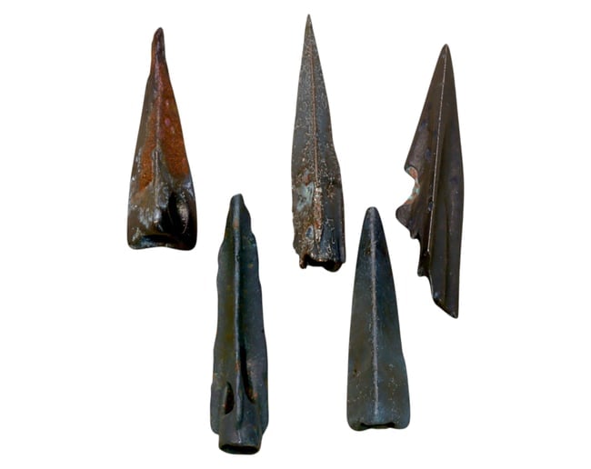 ANCIENT STEPPE: Scythian-Sarmatian Bronze Arrowheads - Socketed War Projectiles, 7th-3rd Century BCE: A well-preserved set of ancient Scythian - Sarmatian bronze arrowheads from the nomadic warrior cultures of the Eurasian steppe, dating to the 7th-3rd century BCE. These expertly cast socketed arrowhe