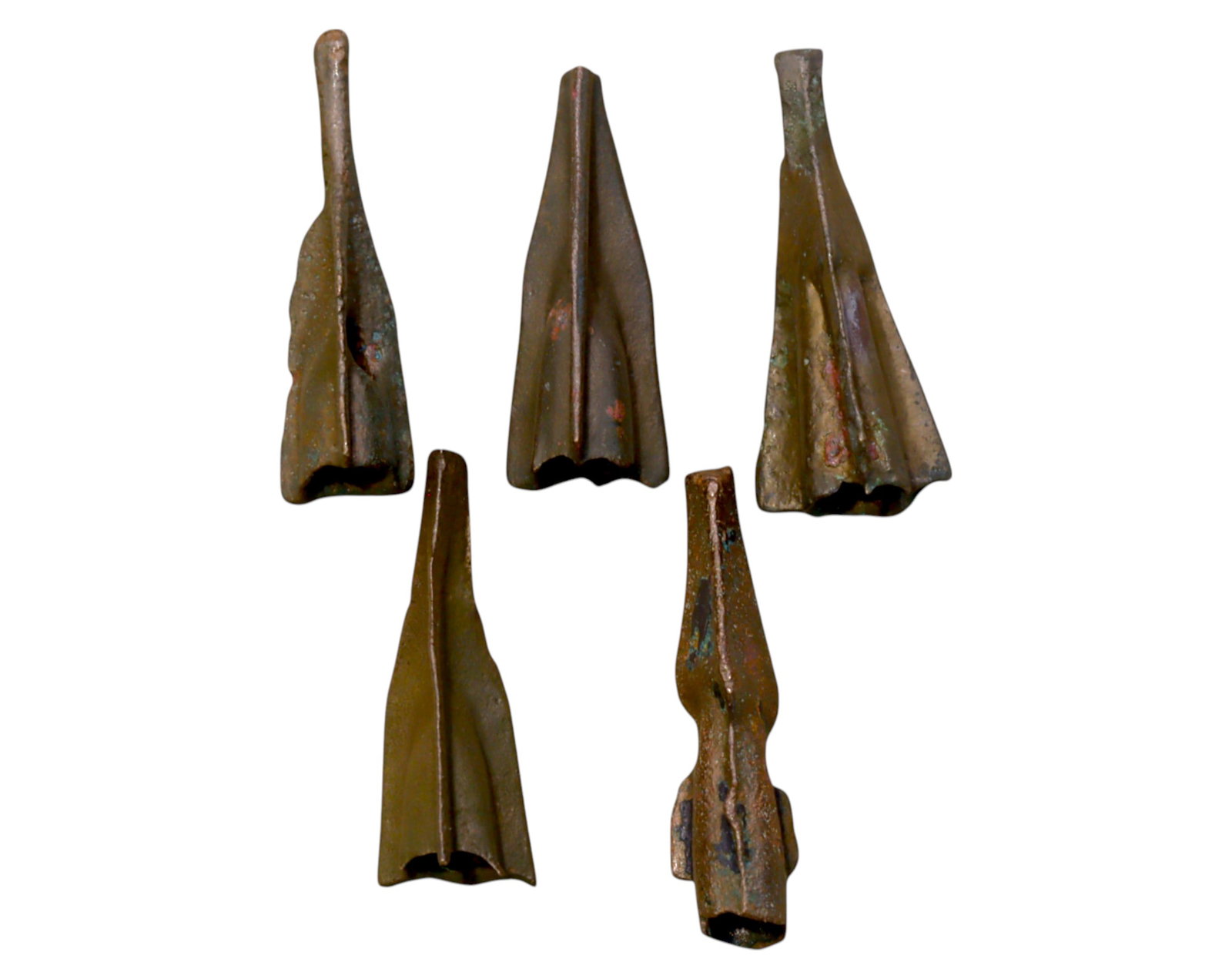 ANCIENT STEPPE: Scythian-Sarmatian Bronze Arrowheads - Socketed War Projectiles, 7th-3rd Century BCE: A well-preserved set of ancient Scythian - Sarmatian bronze arrowheads from the nomadic warrior cultures of the Eurasian steppe, dating to the 7th-3rd century BCE. These expertly cast socketed arrowhe