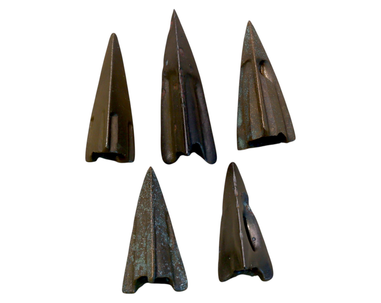 ANCIENT STEPPE: Scythian-Sarmatian Bronze Arrowheads - Socketed War Projectiles, 7th-3rd Century BCE: A well-preserved set of ancient Scythian - Sarmatian bronze arrowheads from the nomadic warrior cultures of the Eurasian steppe, dating to the 7th-3rd century BCE. These expertly cast socketed arrowhe