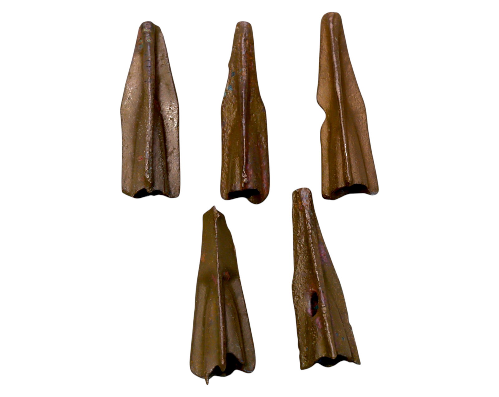 ANCIENT STEPPE: Scythian-Sarmatian Bronze Arrowheads - Socketed War Projectiles, 7th-3rd Century BCE: A well-preserved set of ancient Scythian - Sarmatian bronze arrowheads from the nomadic warrior cultures of the Eurasian steppe, dating to the 7th-3rd century BCE. These expertly cast socketed arrowhe