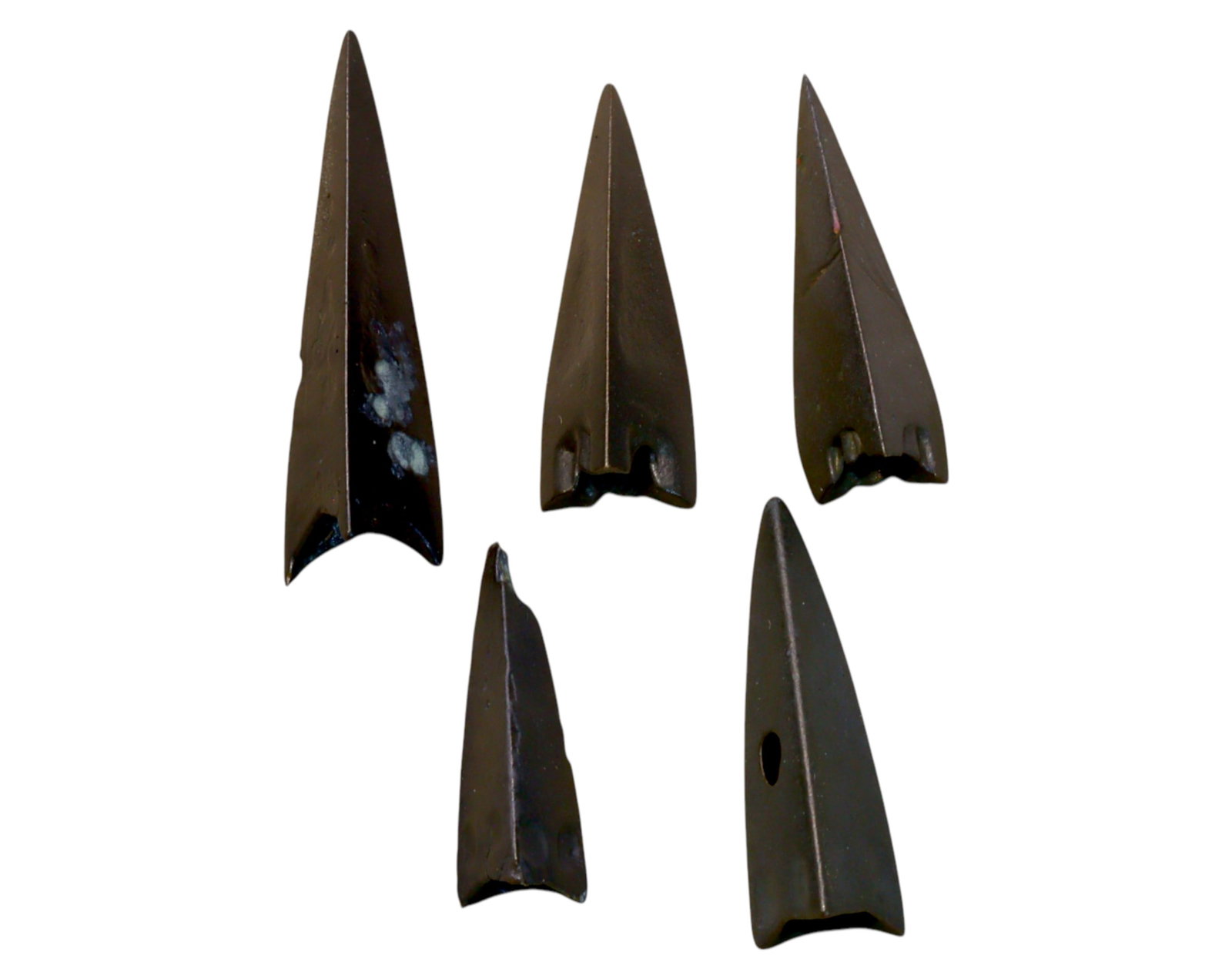 ANCIENT STEPPE: Scythian-Sarmatian Bronze Arrowheads - Socketed War Projectiles, 7th-3rd Century BCE: A well-preserved set of ancient Scythian - Sarmatian bronze arrowheads from the nomadic warrior cultures of the Eurasian steppe, dating to the 7th-3rd century BCE. These expertly cast socketed arrowhe