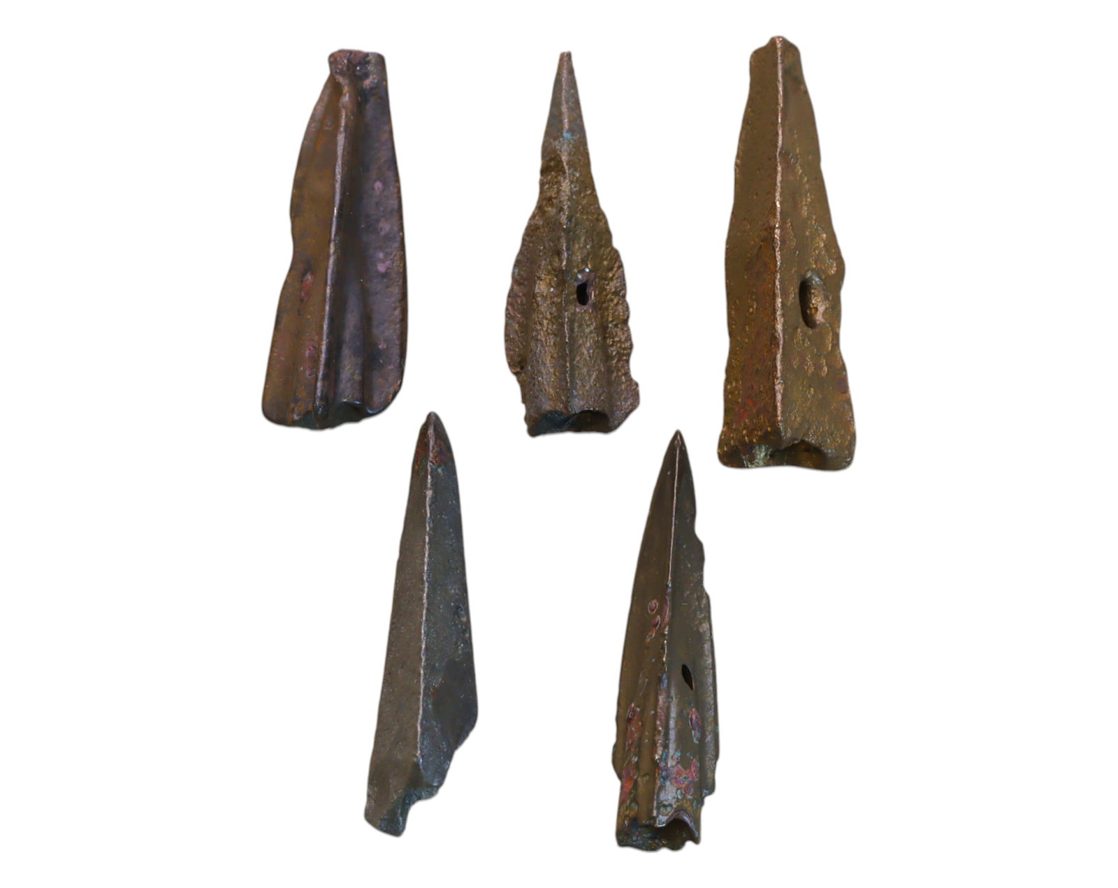 ANCIENT STEPPE: Scythian-Sarmatian Bronze Arrowheads - Socketed War Projectiles, 7th-3rd Century BCE: A well-preserved set of ancient Scythian - Sarmatian bronze arrowheads from the nomadic warrior cultures of the Eurasian steppe, dating to the 7th-3rd century BCE. These expertly cast socketed arrowhe