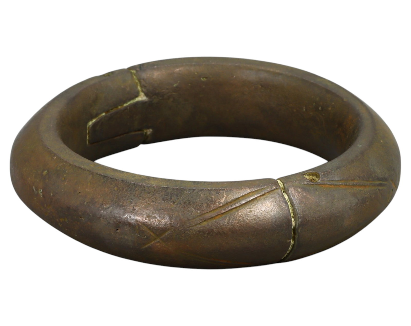WEST AFRICA: Yoruba Heavy Bronze Currency Bracelet - 19th-20th Century, 9cm, 419g: A substantial Yoruba bronze currency bracelet from Nigeria, measuring 9cm in diameter and weighing an impressive 419g. This thick, solid bracelet features a hinged design with geometric engravings, in