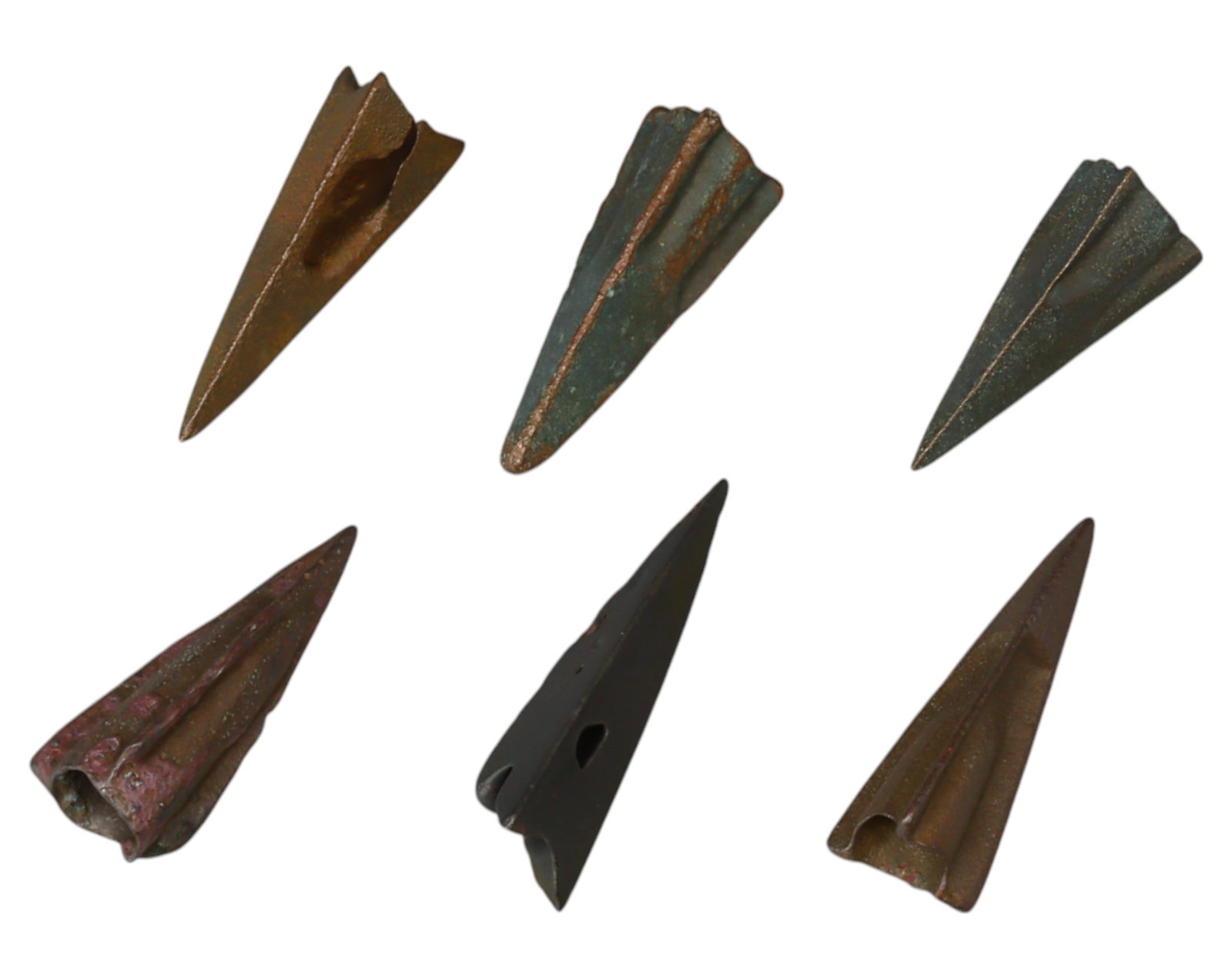 ANCIENT STEPPE: Scythian-Sarmatian Bronze Arrowheads - Socketed War Projectiles, 7th-3rd Century BCE: A well-preserved set of ancient Scythian - Sarmatian bronze arrowheads from the nomadic warrior cultures of the Eurasian steppe, dating to the 7th-3rd century BCE. These expertly cast socketed arrowhe