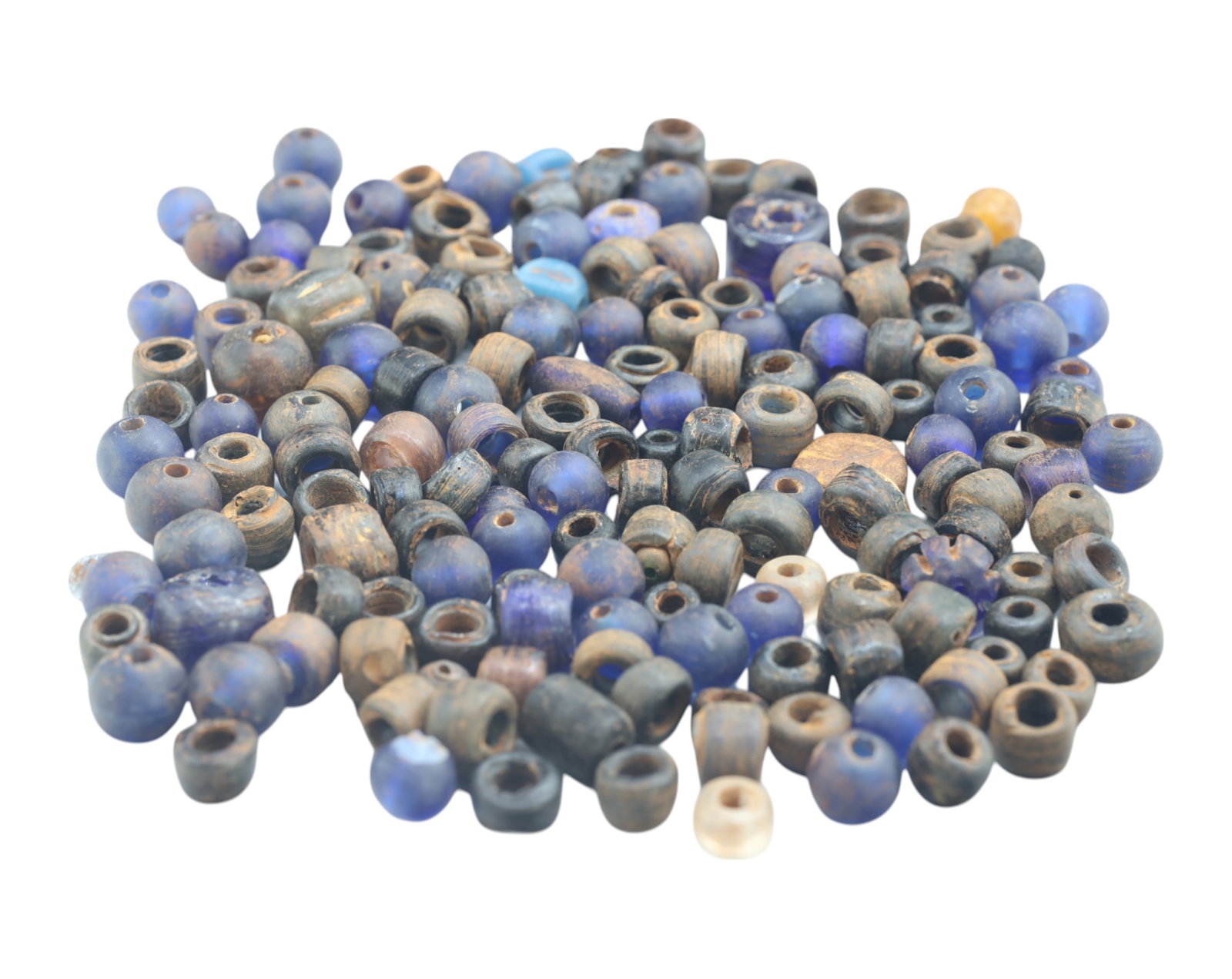 AFRICA/INDIA: Antique Blue Glass Trade Beads - 155g, 0.5-1.5cm, 18th-19th Century: A striking collection of antique blue glass trade beads, totaling 155 grams and ranging from 0.5 to 1.5 cm in size. These beads exhibit deep cobalt and indigo hues, with some featuring natural patina 