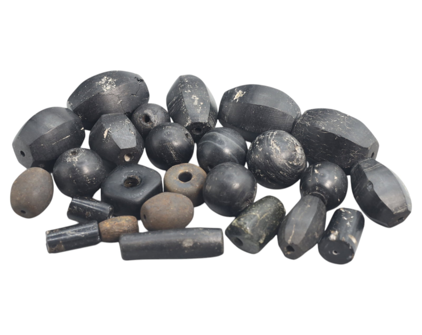 ANTIQUE: Black Glass Beads Collection - 96g, 1-3cm, Handcrafted Trade Beads: A remarkable antique collection of black glass beads, weighing 96g and ranging from 1-3cm in size. These beads exhibit varied shapes, including faceted, cylindrical, and spherical designs, with signs 