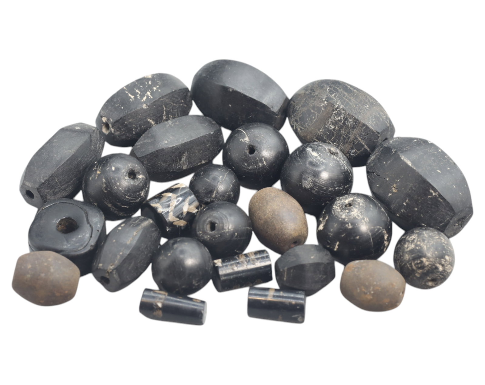 ANTIQUE: Black Glass Beads Collection - 97g, 1-3cm, Handcrafted Trade Beads: A remarkable antique collection of black glass beads, weighing 97g and ranging from 1-3cm in size. These beads exhibit varied shapes, including faceted, cylindrical, and spherical designs, with signs 