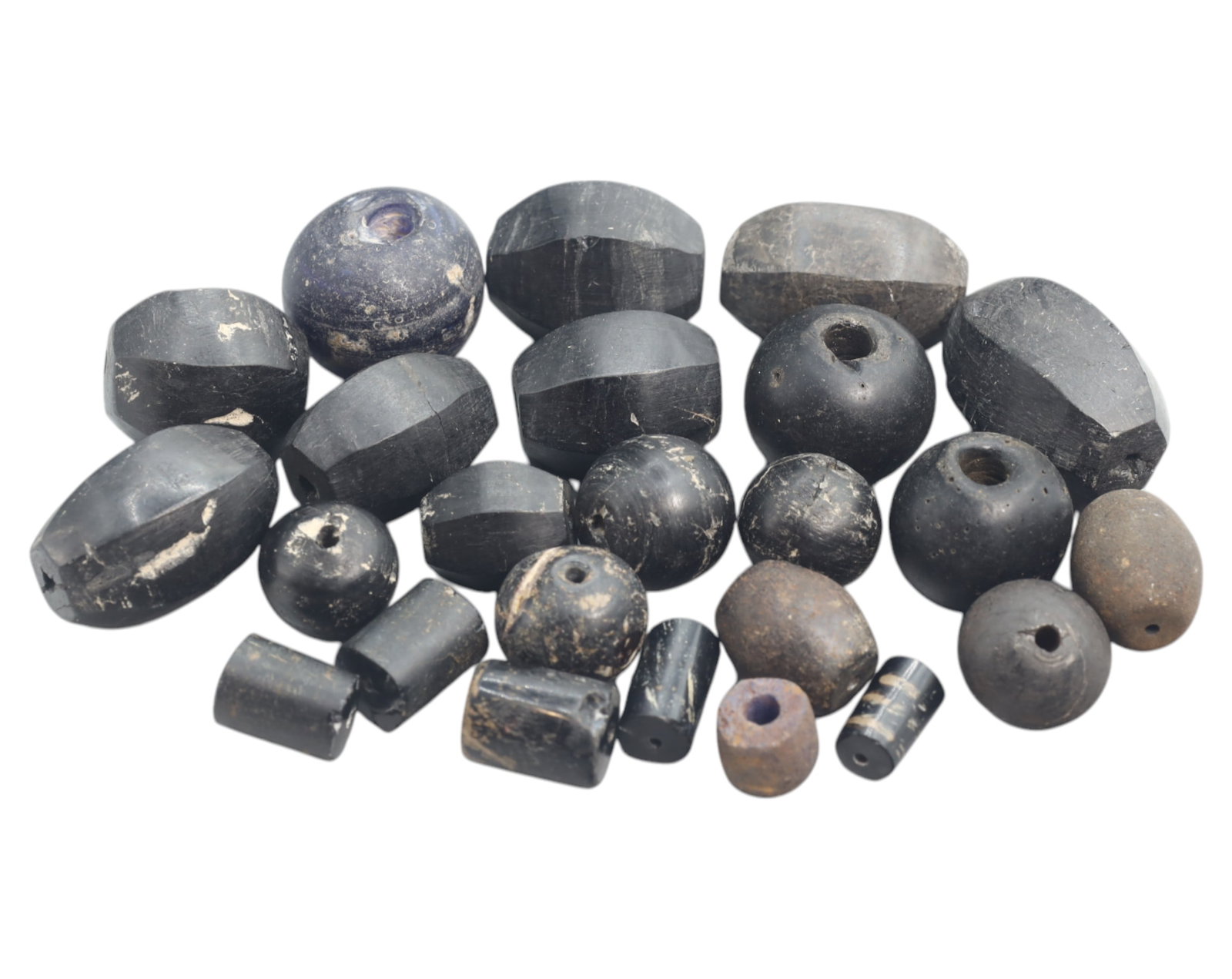 ANTIQUE: Black Glass Beads Collection - 112g, 1-3cm, Handcrafted Trade Beads: A remarkable antique collection of black glass beads, weighing 112g and ranging from 1-3cm in size. These beads exhibit varied shapes, including faceted, cylindrical, and spherical designs, with signs