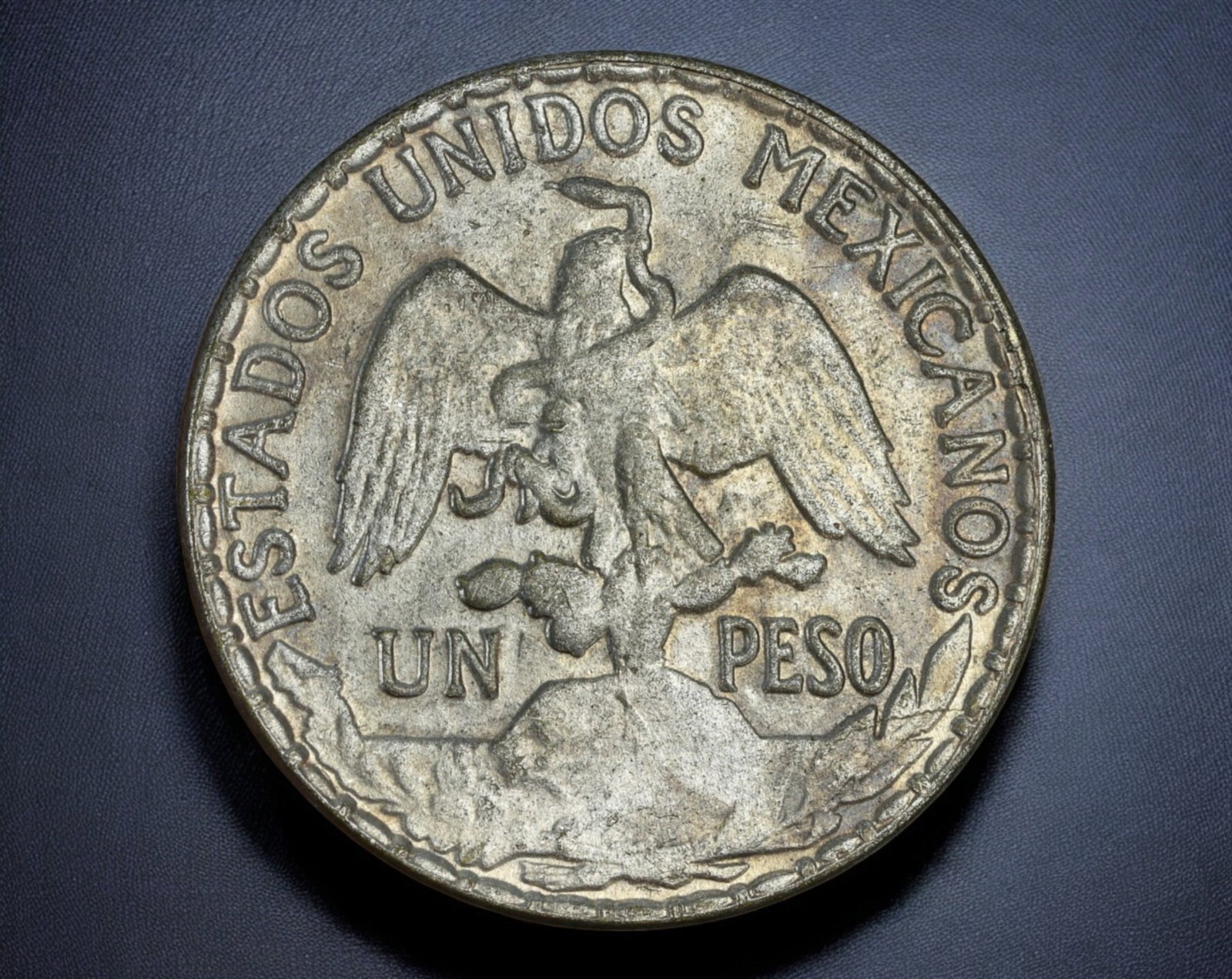 MEXICO: 1 Peso Coin - Silver, 1910, Mexican Independence Centennial: A Mexican 1 Peso Coin silver coin from 1910, struck to commemorate the 100th anniversary of Mexico's independence from Spain. Measuring 3.8 cm in diameter and weighing 26.6g, this piece was minted in 