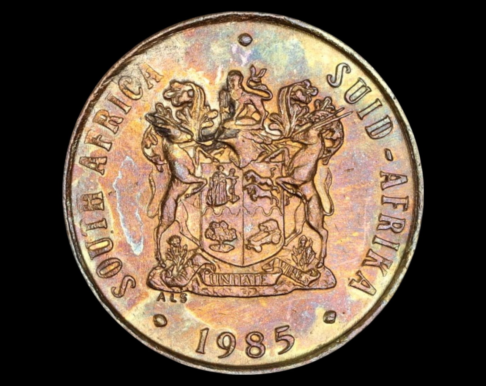 SOUTH AFRICA: 1 Cent Coin - Bronze, 1985: A bronze 1-cent coin from South Africa, measuring 2.2 cm in diameter and weighing 3.9g, featuring a striking toned patina that enhances its collectible appeal. The obverse displays the South African c