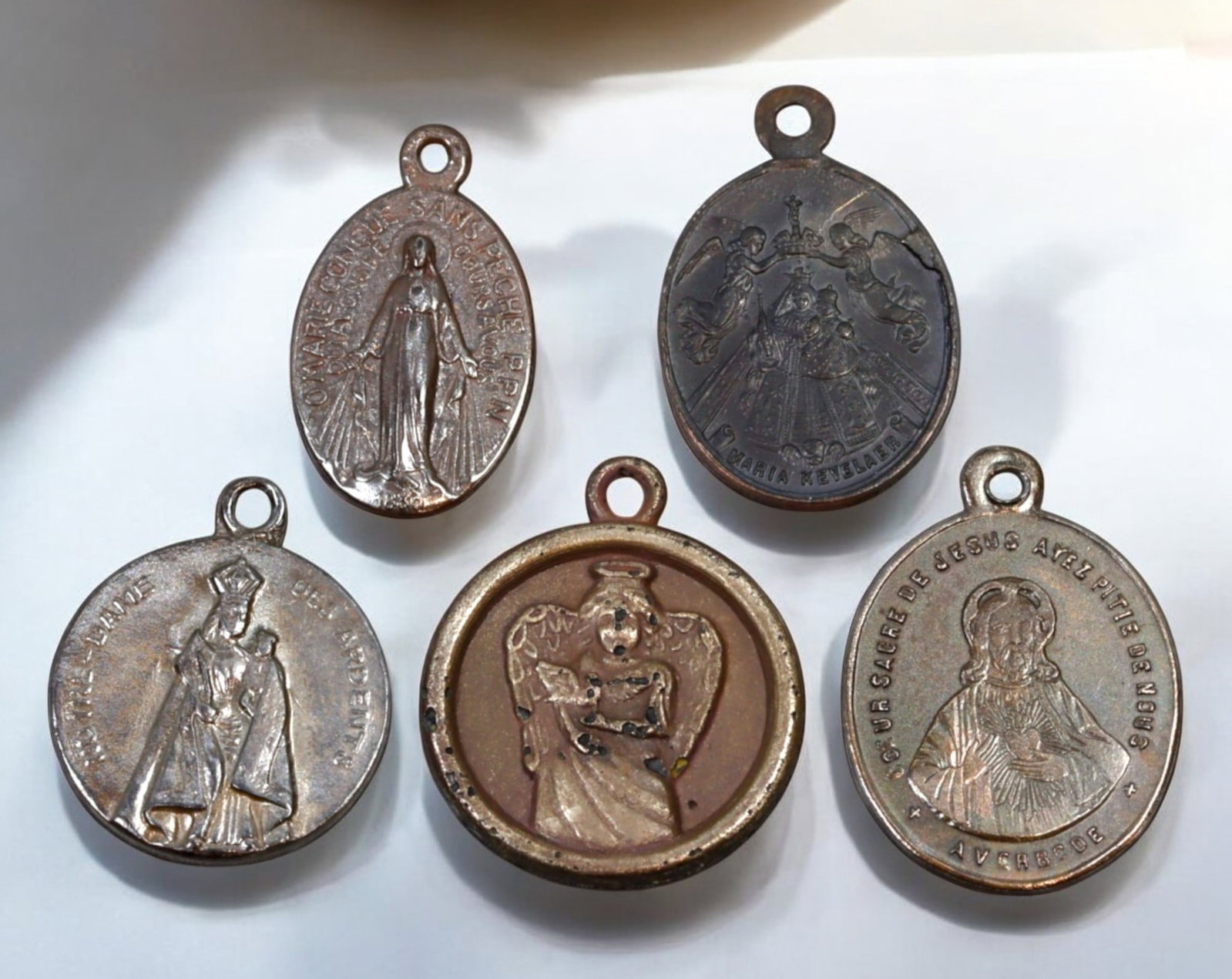 RELIGIOUS MEDALS - Sacred Heart, Our Lady of Kevelaer & Notre Dame, Mixed, 5pcs, 19th-20th Century: A collection of five religious medals, measuring between 1.9 and 2.1 cm and totaling 6.7g in weight, featuring a Sacred Heart of Jesus medal inscribed in French "Coeur Sacre de Jesus Ayez Pitie de Nou