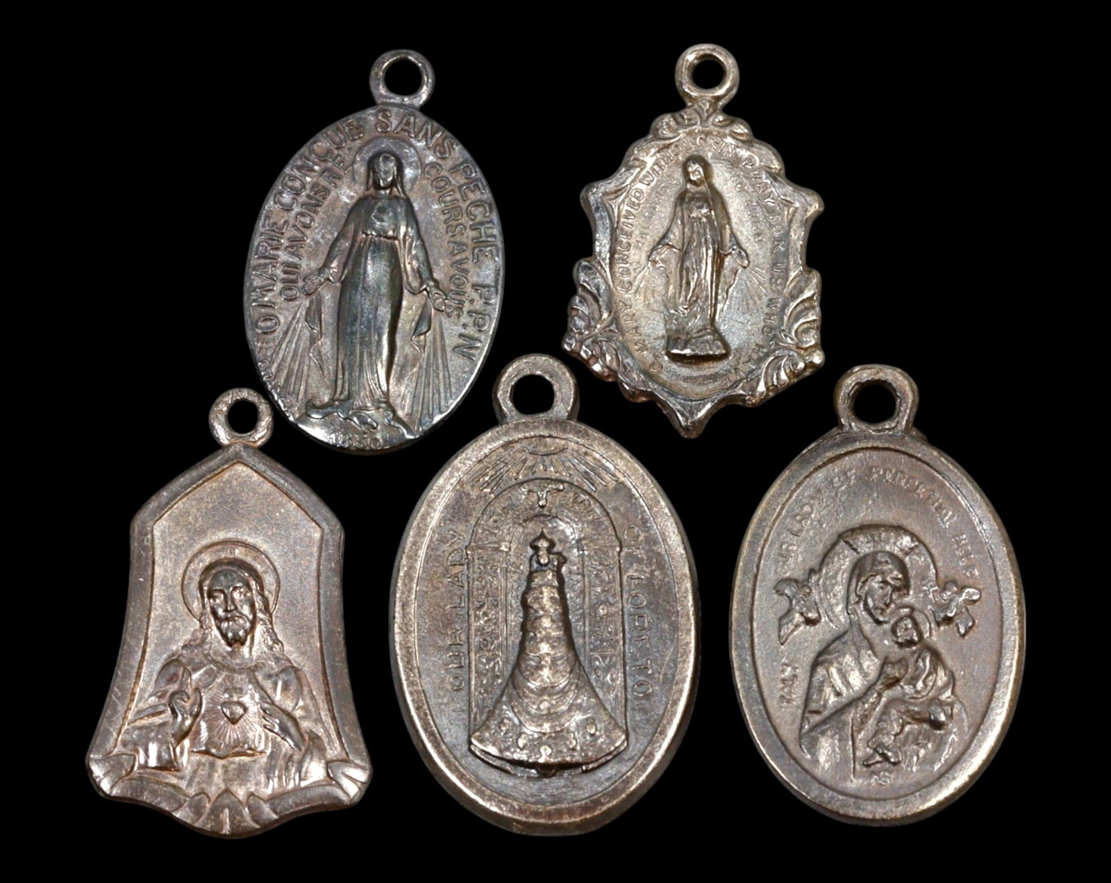 RELIGIOUS MEDALS - Miraculous Medal, Sacred Heart, Our Lady of Loreto&Others,Mixed, 5pcs, 19th-20th: A collection of five religious medals, measuring between 2.1 and 2.6 cm and totaling 12.9g in weight, featuring a Miraculous Medal inscribed in French "O MARIE CONCUE SANS PECHE PRIEZ POUR NOUS" (O Ma