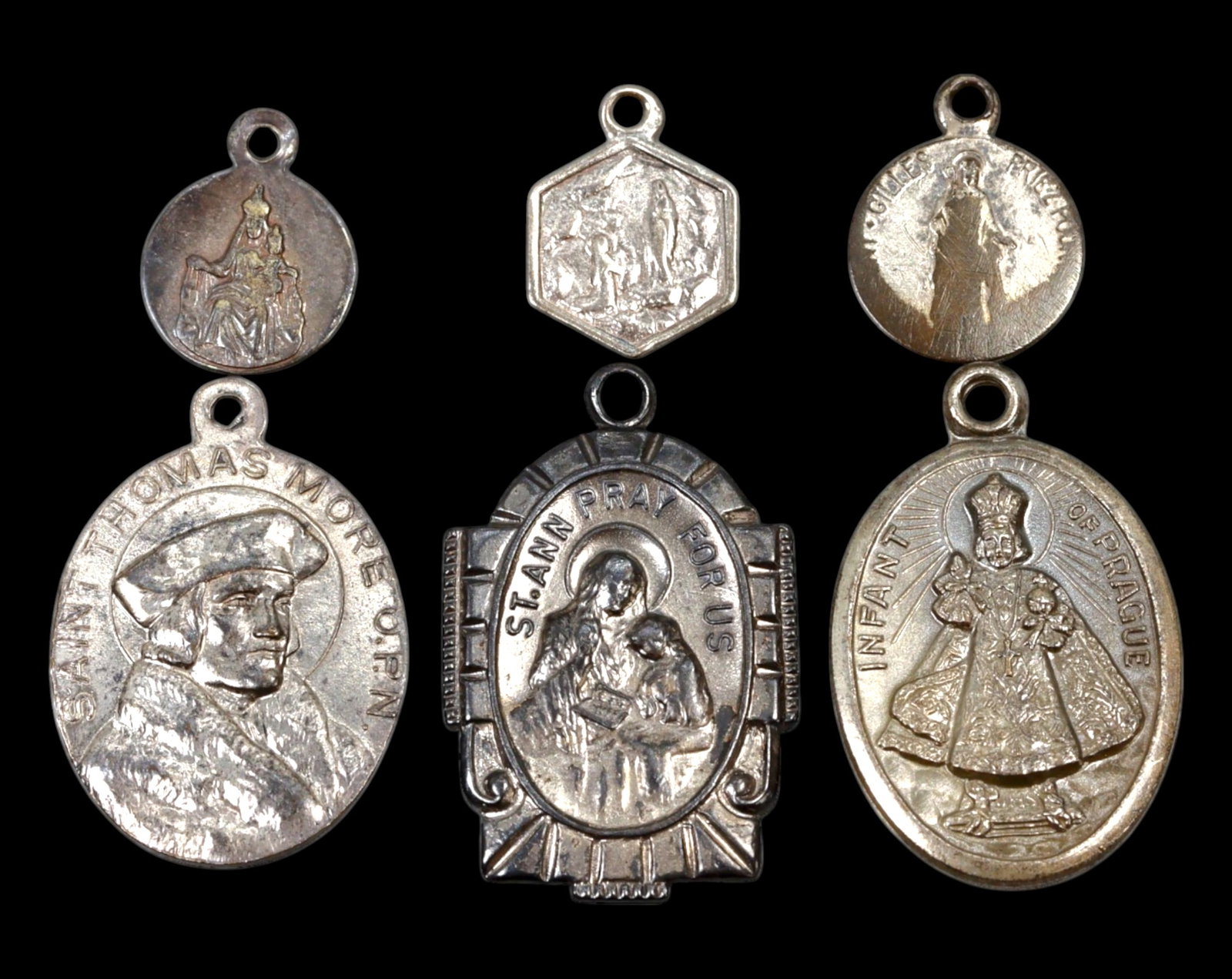 RELIGIOUS MEDALS - Saint Thomas More, Saint Ann, Infant of Prague & Others, 6pcs, 19th-20th Century: A collection of six religious medals, measuring approximately 1.2 x 2.6 cm and totaling 11.6g in weight, featuring a range of revered saints and devotional figures. Included is a Saint Thomas More med