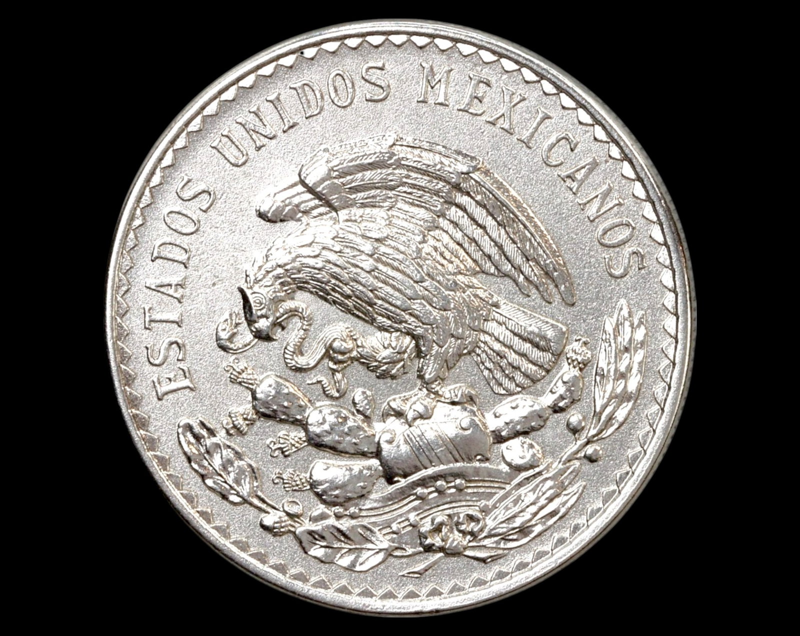 MEXICO: Silver 1 Peso Coin Coin - Morelos Bust, 1947 Mo, 3.1cm, 14g: A striking 1947 Mexican 1 Peso Coin coin, struck in .500 silver at the Mexico City Mint (Mo). Measuring 3.1 cm in diameter and weighing 14 g, this classic issue features a right-facing bust of Jos? Ma