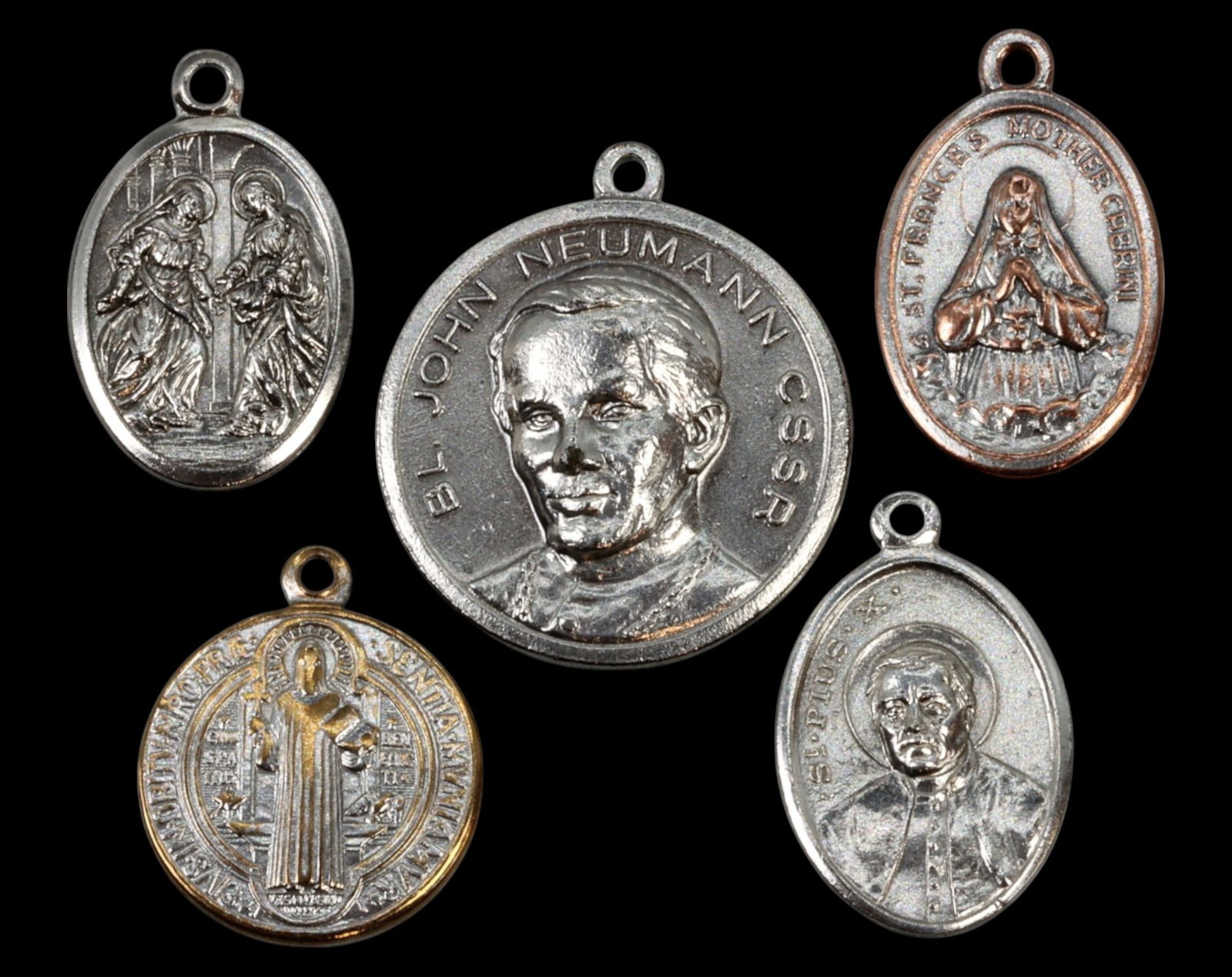 FRANCE: Catholic Devotional Medals - Silvered & Bronze, Saints & Marian Icons (5pcs): A diverse set of five religious devotional medals, measuring 2.2 cm to 2.9 cm and weighing a total of 23.6g, featuring finely detailed depictions of St. Benedict, St. John Neumann, St. Francis of Assi