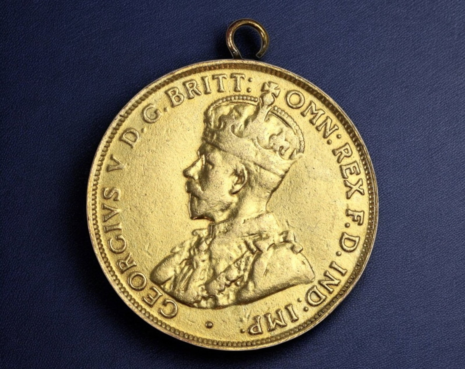 AUSTRALIA: 1922 One Penny Coin - King George V, Gilded with Loop, 35mm, 9.2g: A 1922 Australian One Penny Coin, featuring a gilded surface and attached loop, measuring 35mm in diameter and weighing 9.2g. The obverse bears the left-facing portrait of King George V, inscribed "GE