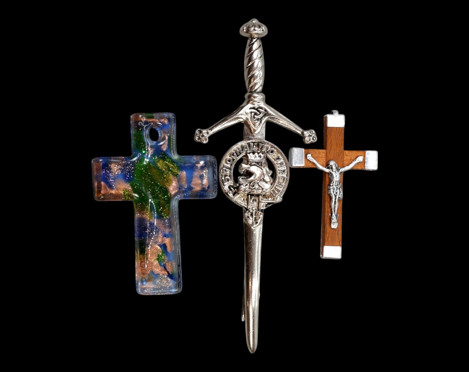 EUROPE/JERUSALEM: Antique Religious Crosses & Sword Pendant - 3pcs, 30g, 4-9cm, 20th Century: A unique collection of antique religious crosses and a decorative sword pendant, totaling three pieces with a combined weight of 30 grams and measuring between 4 to 9 cm. The set includes a beautifull